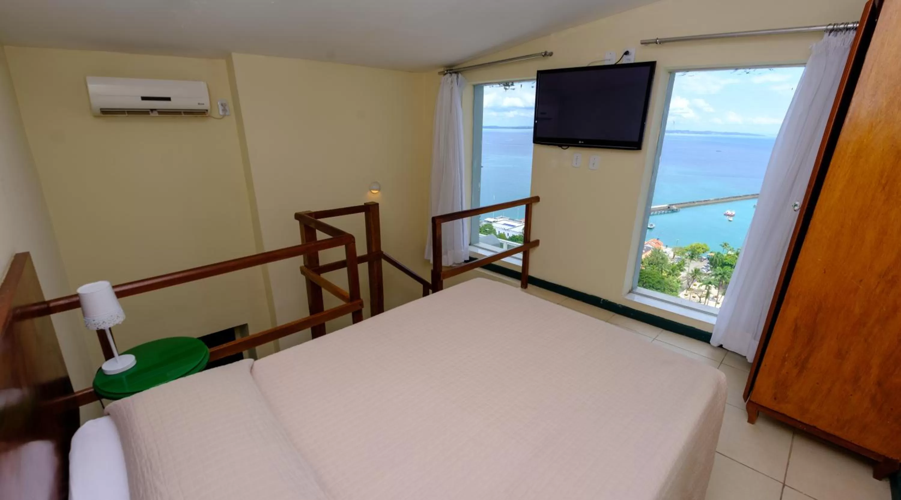 View (from property/room), Bed in Pousada Colonial Chile