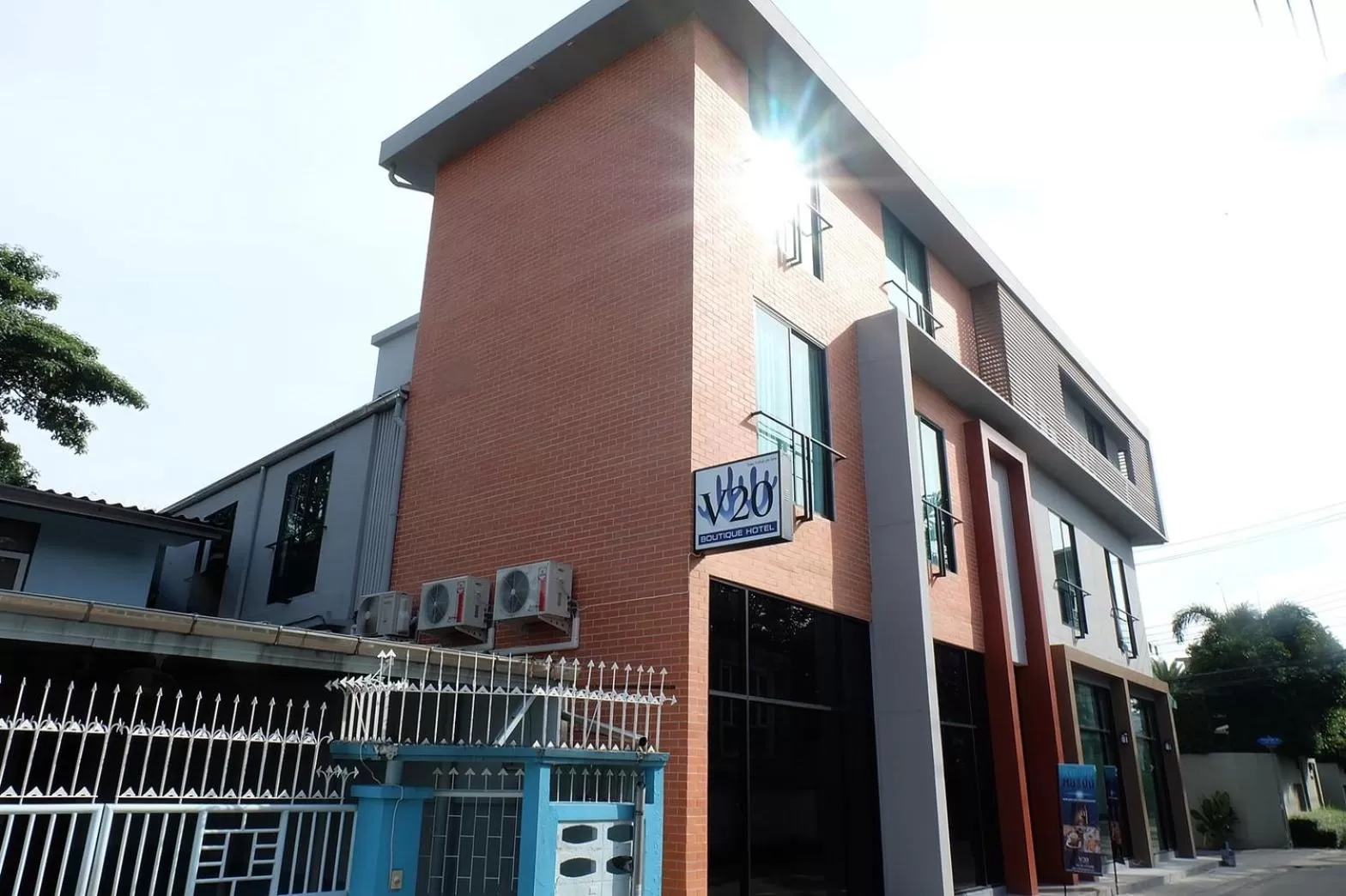 Property building in V20 Boutique Jacuzzi Hotel