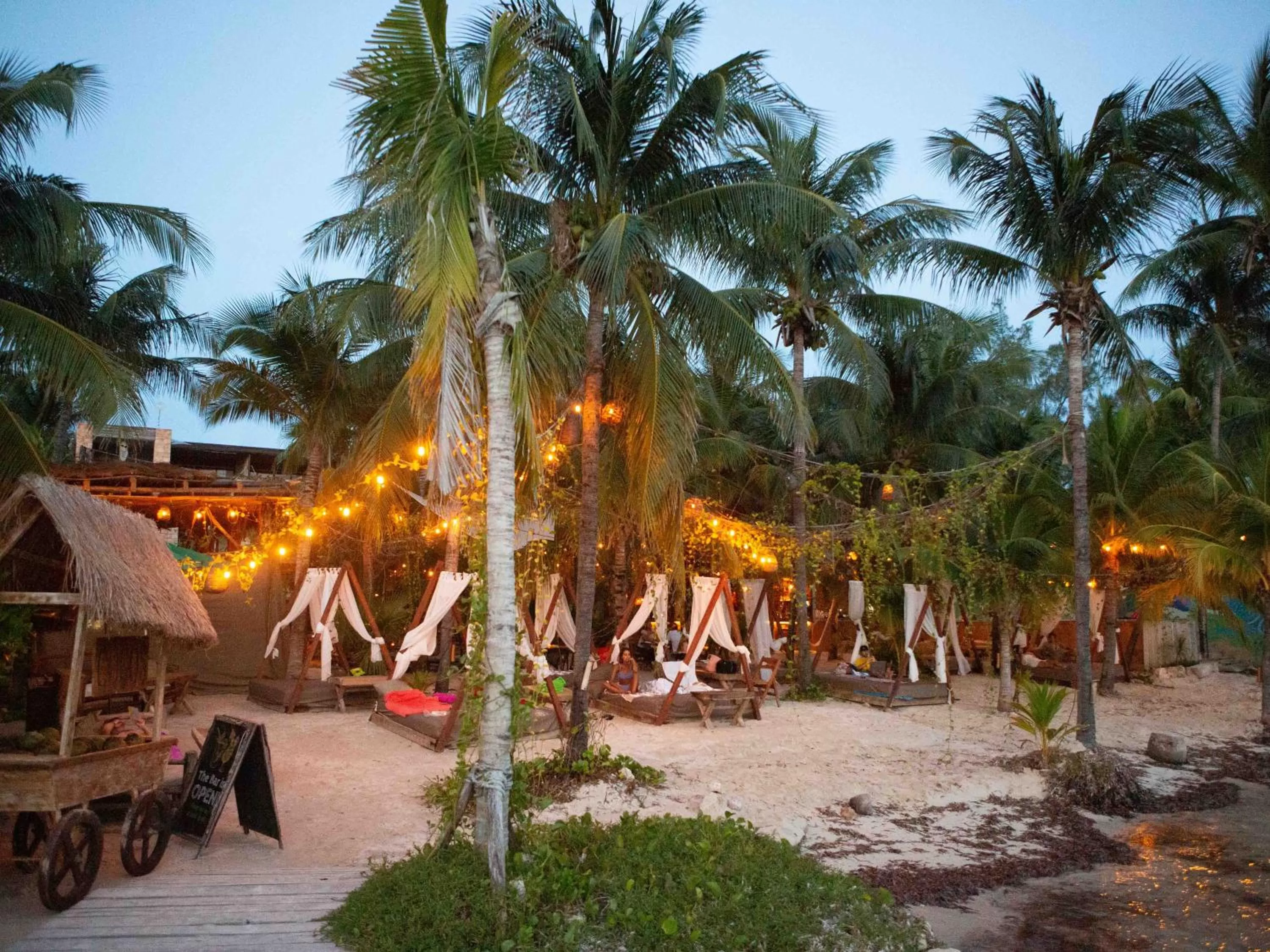 Restaurant/places to eat in Nomads Hotel, Hostel & Beachclub