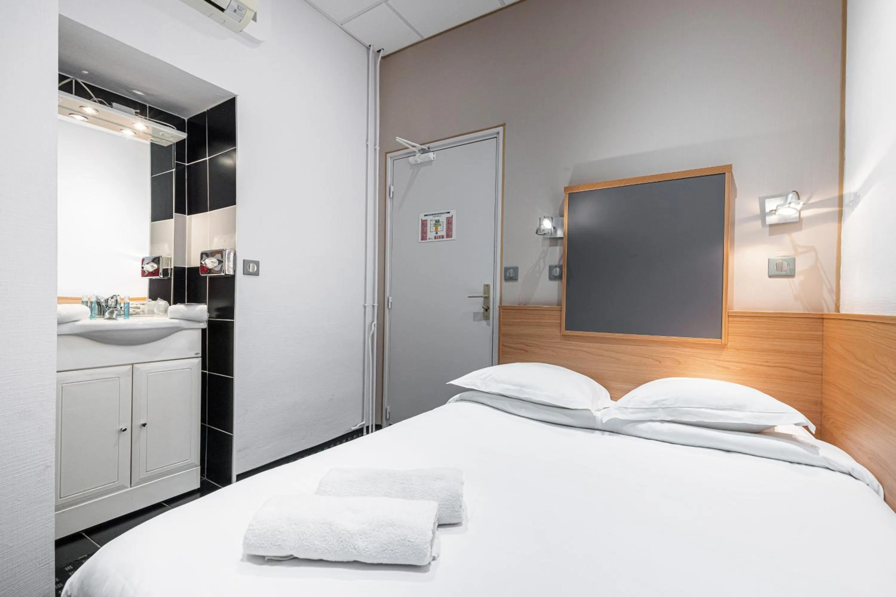 Photo of the whole room in Naomi Cannes