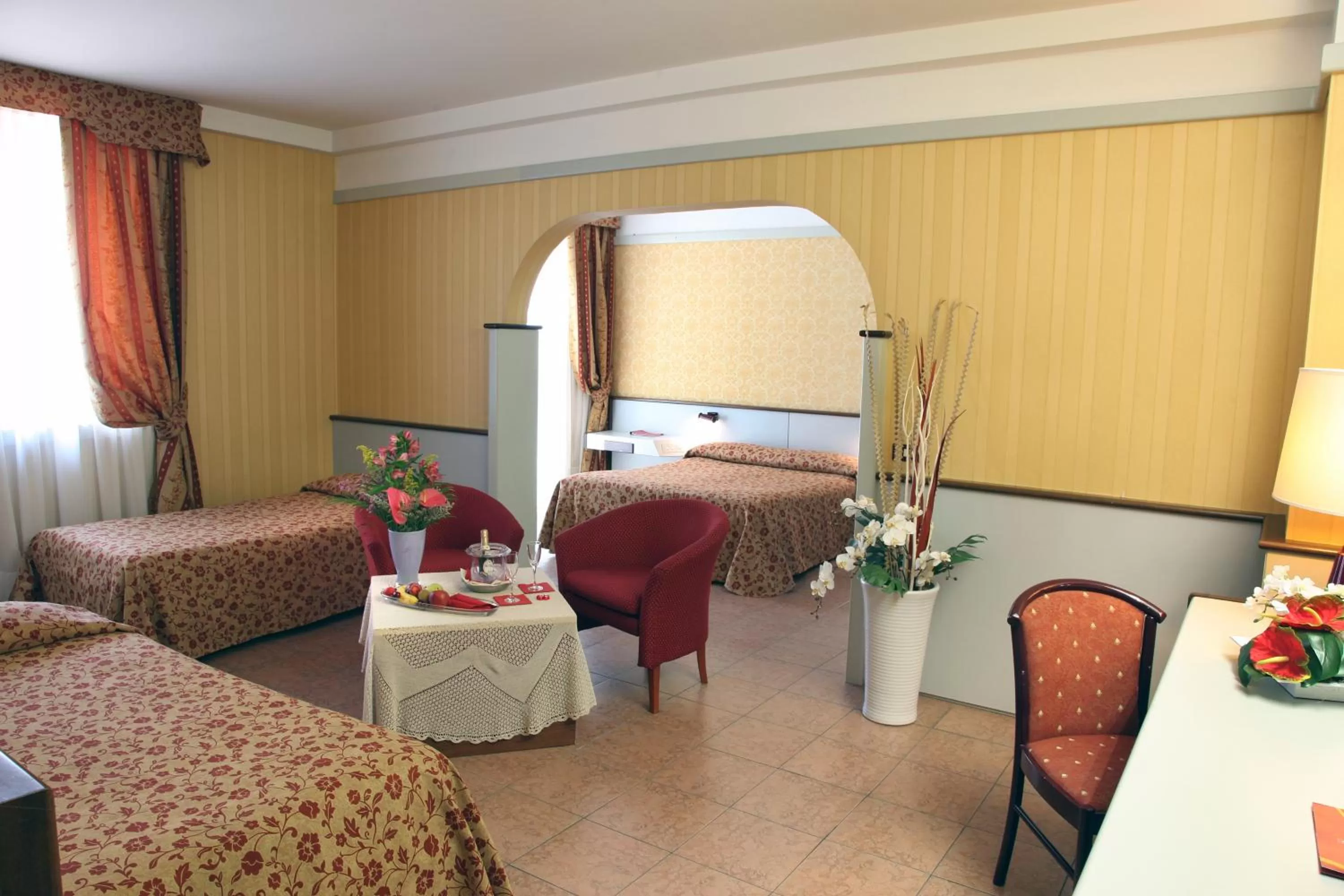 Living room, Bed in Hotel Maxim