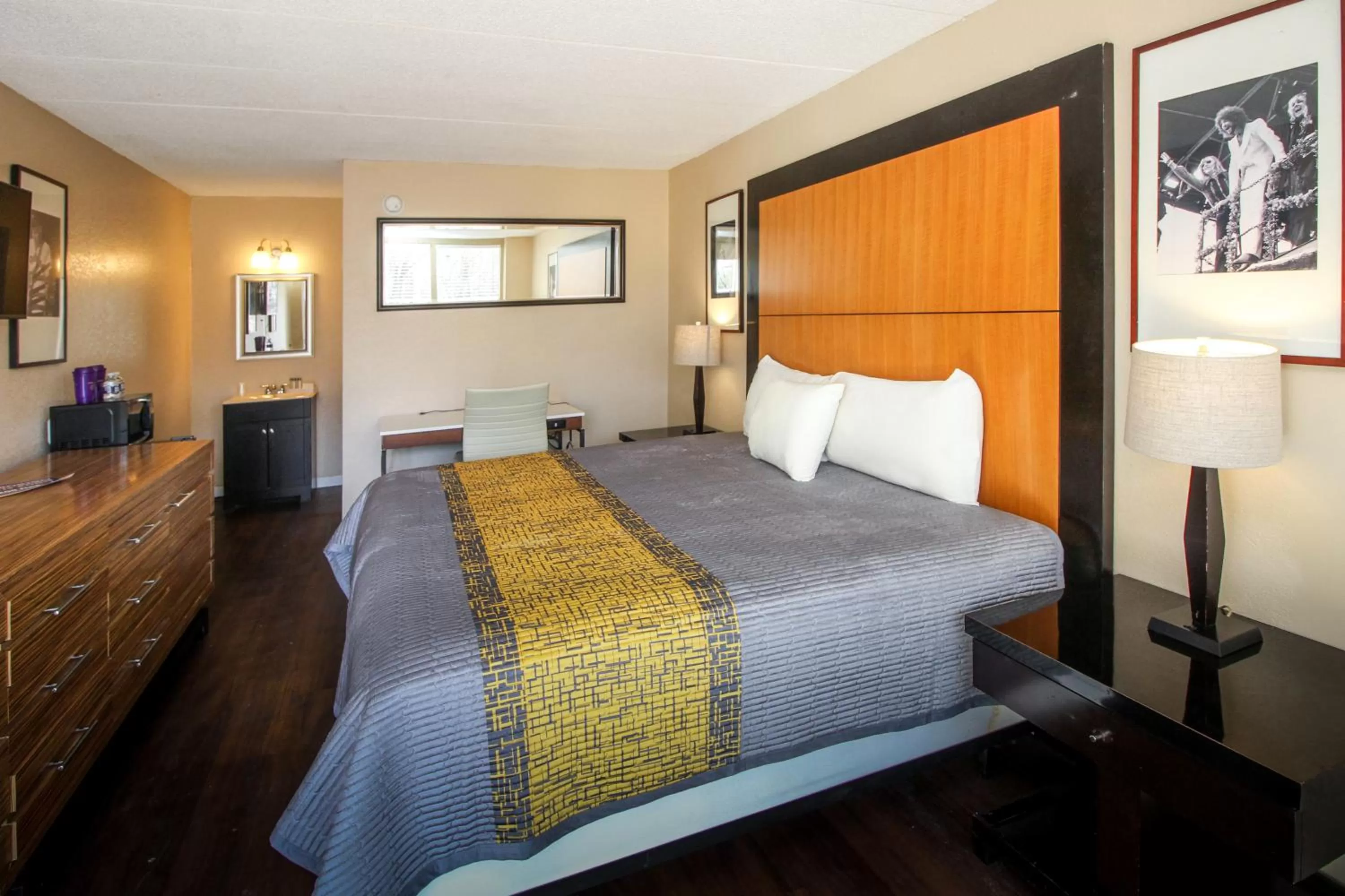 Bedroom, Bed in APM Inn and Suites