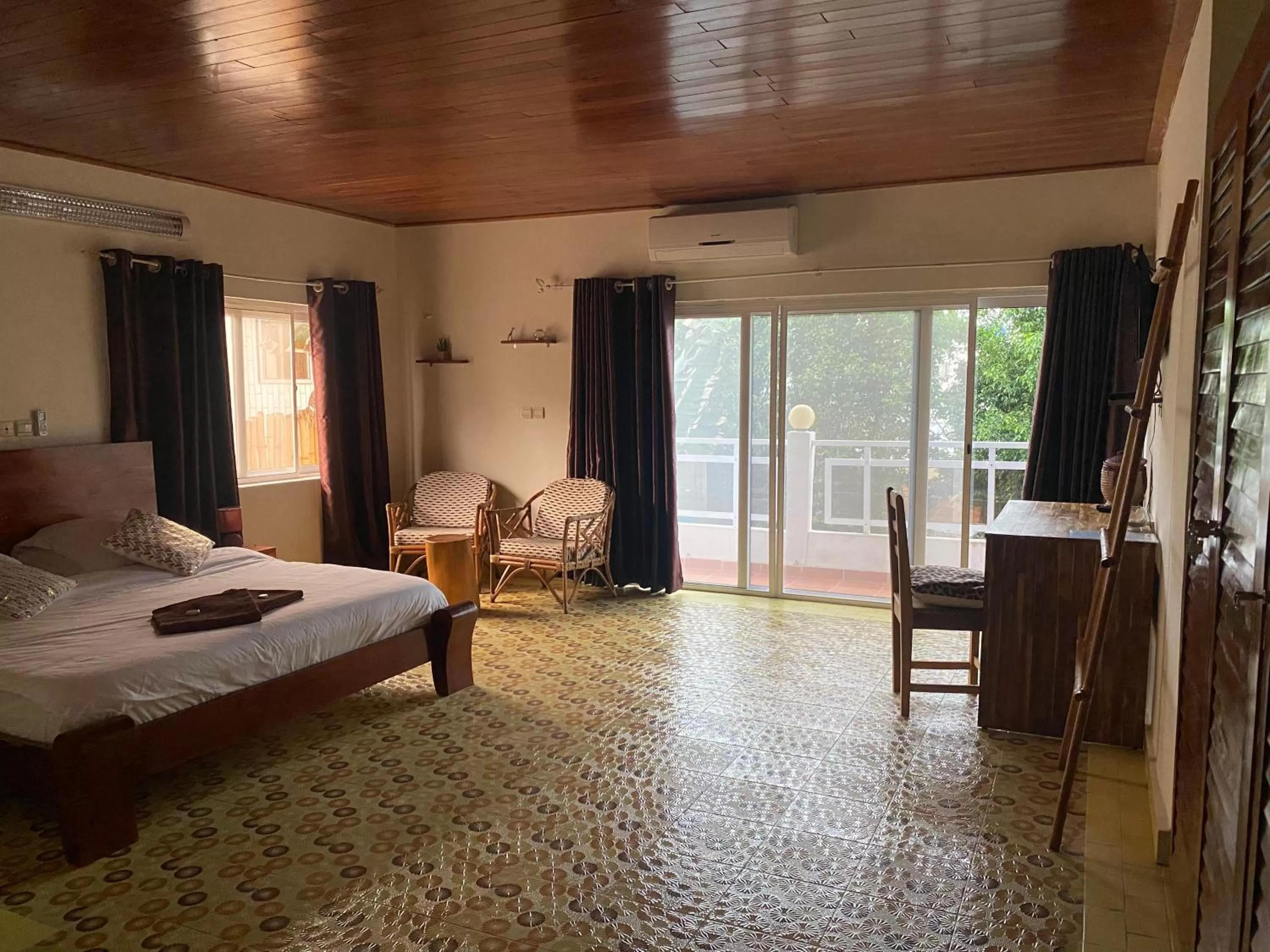 King Room with Pool View in L'Oasis Guesthouse