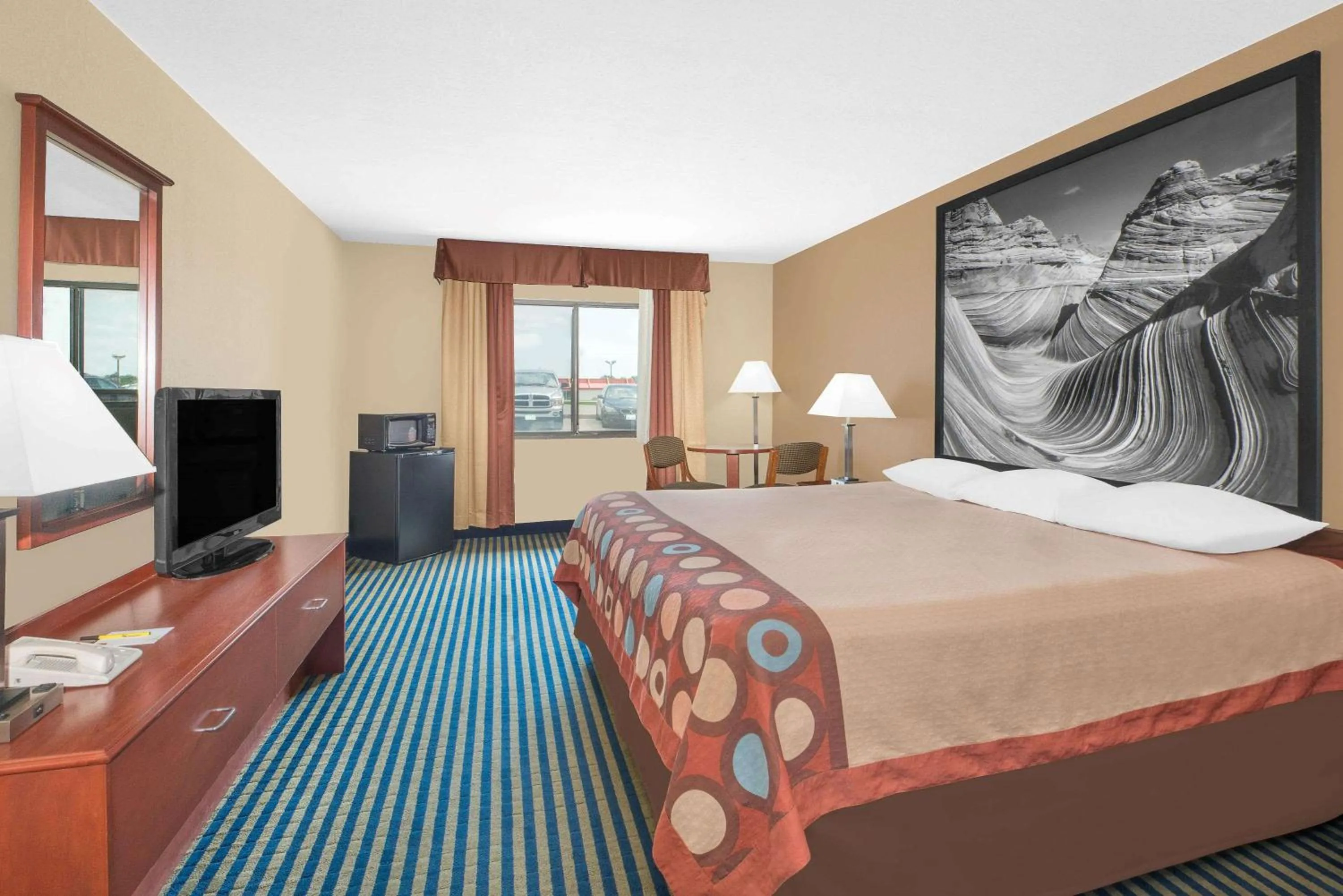 Photo of the whole room, Bed in Super 8 by Wyndham Marshalltown