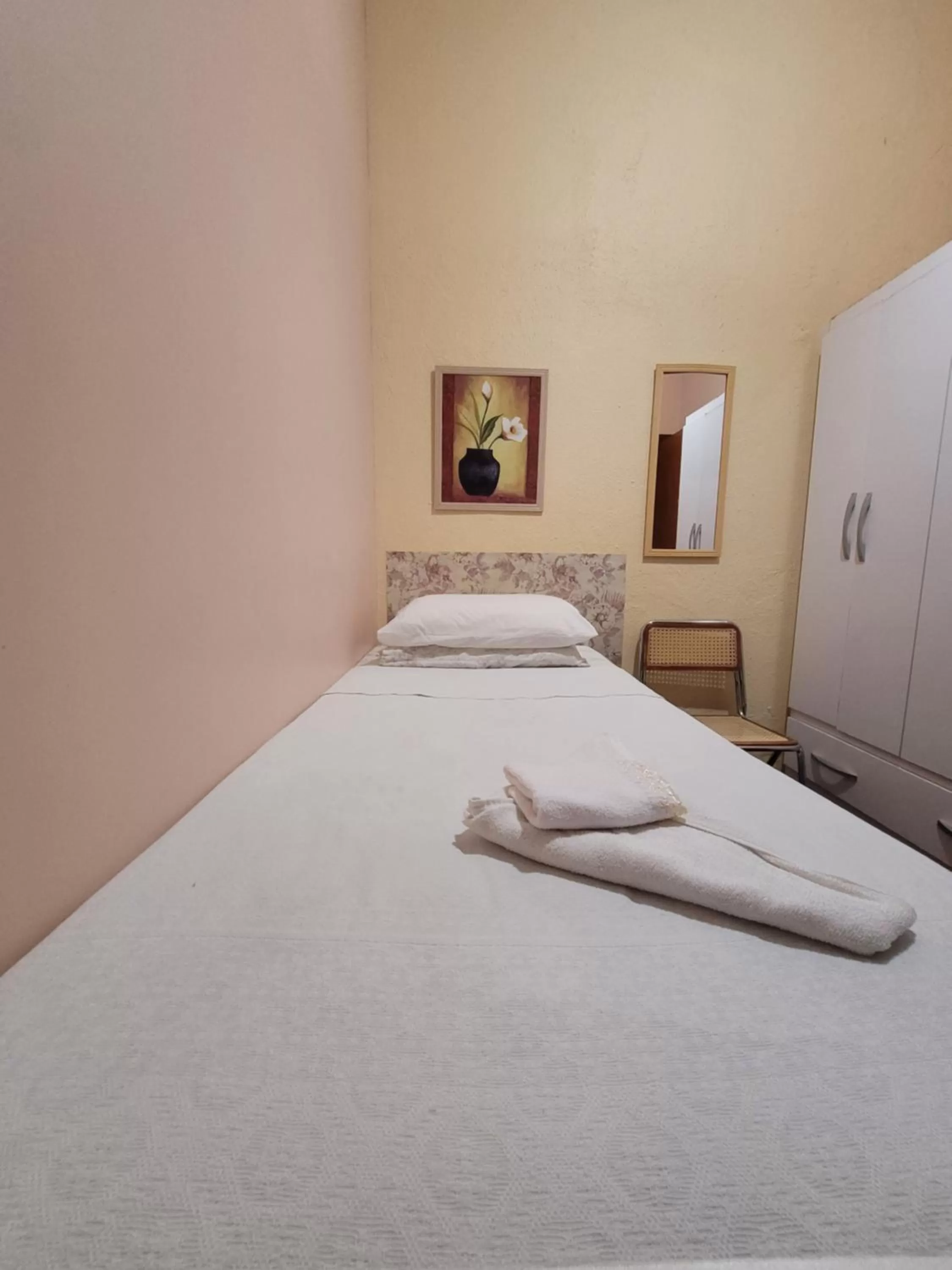 Photo of the whole room, Bed in KzaZendf Cama e Cafe Asa Sul