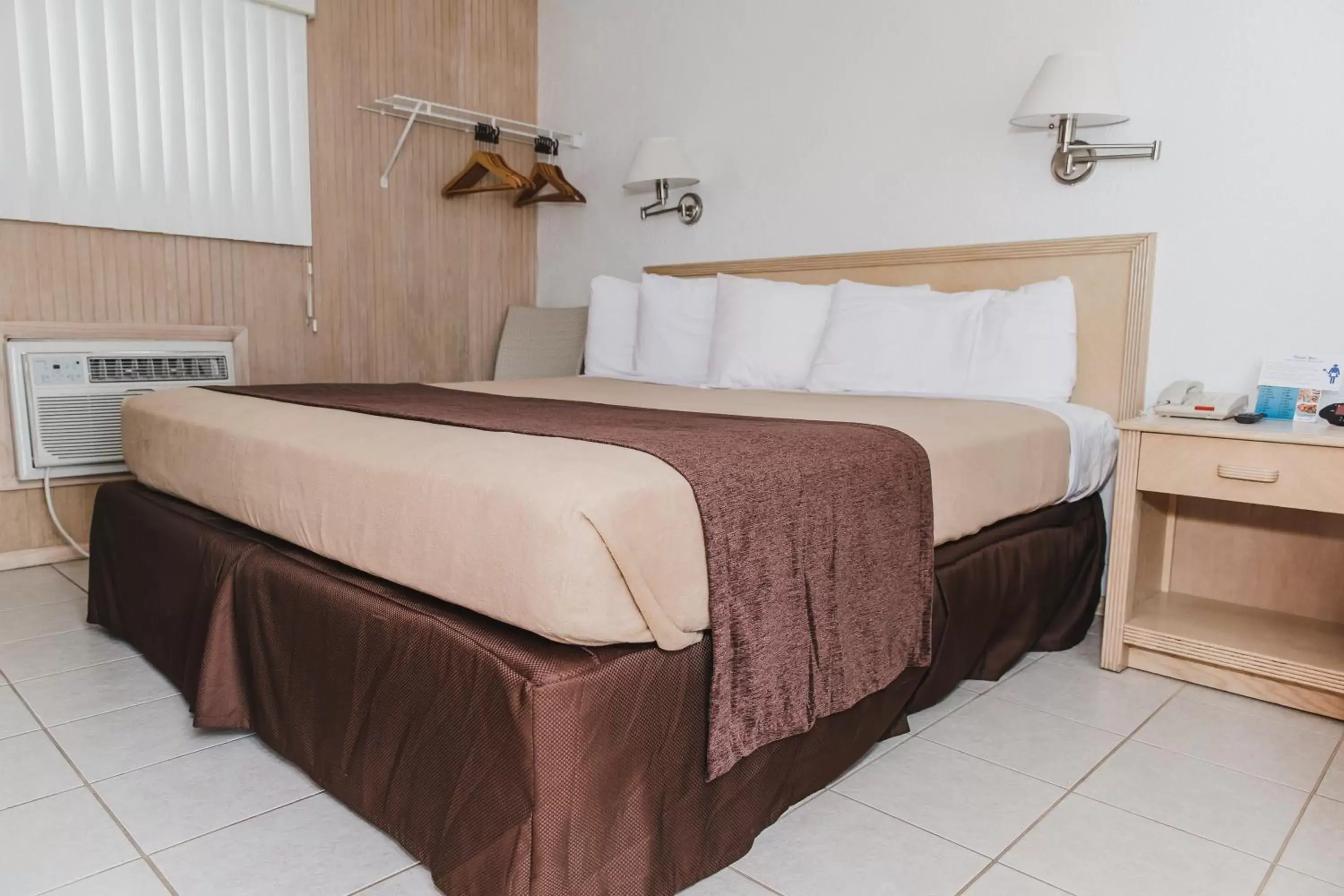 King Room - Room B in Heart of Wildwood Motel King Room - Room B in Heart of Wildwood Motel