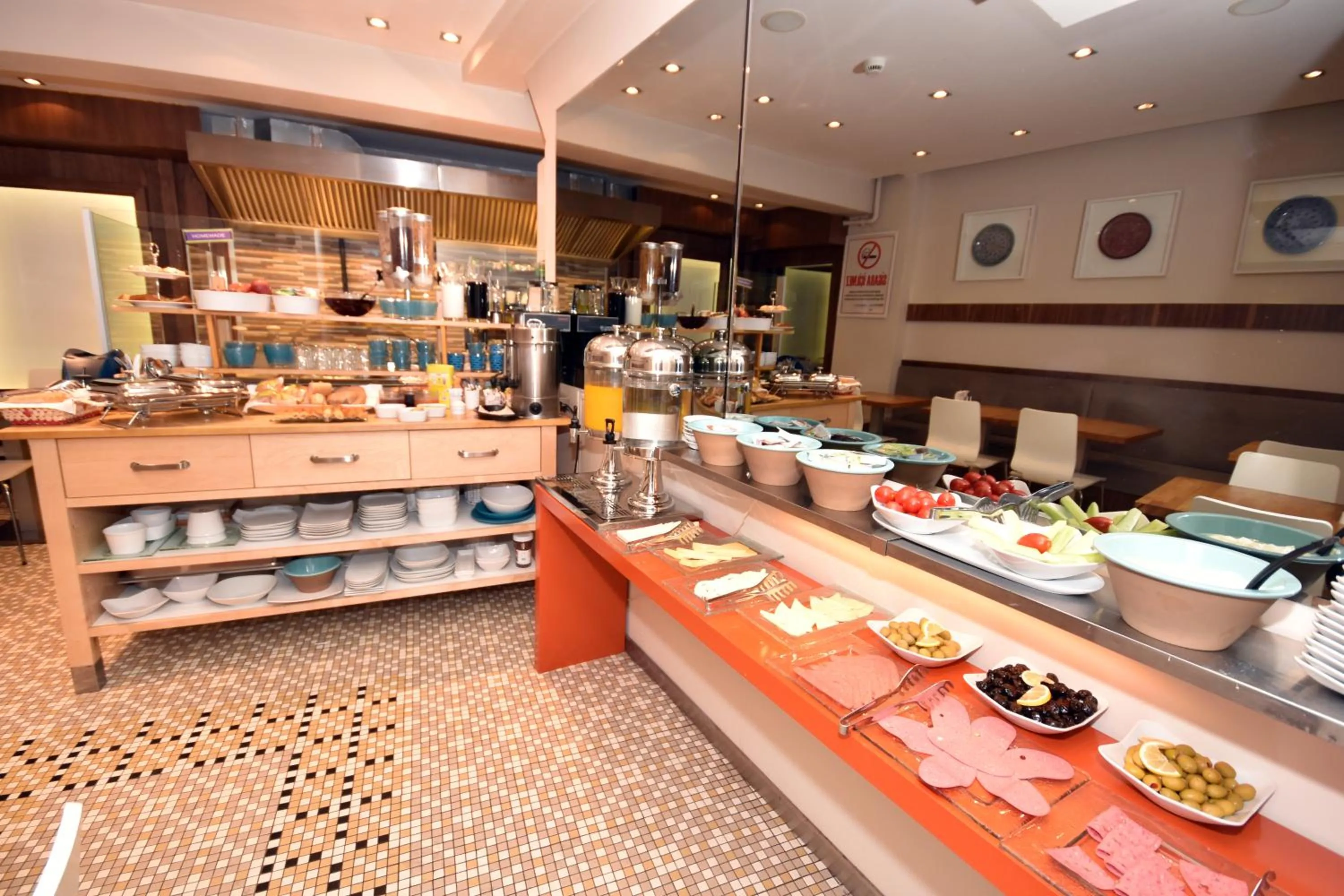 Food and drinks in Elanaz Hotel