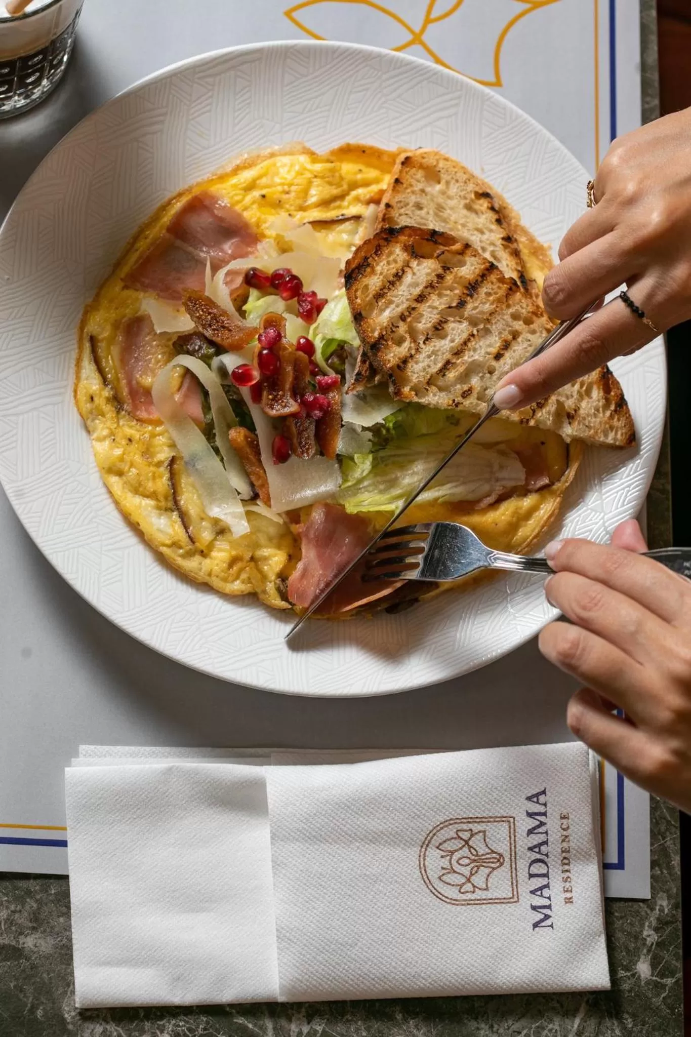 Restaurant/places to eat in Madama Residence