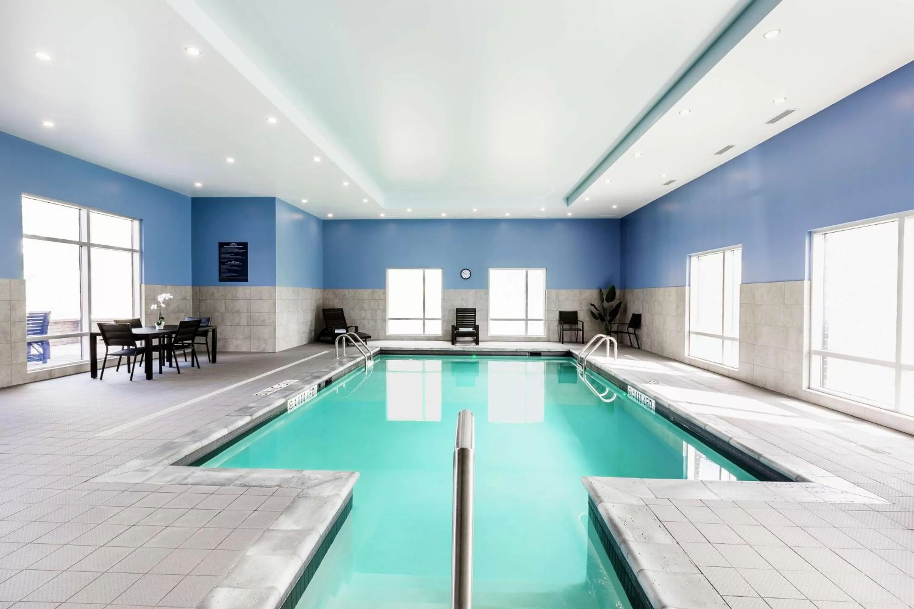 Pool view in Hampton Inn & Suites by Hilton Québec - Beauport
