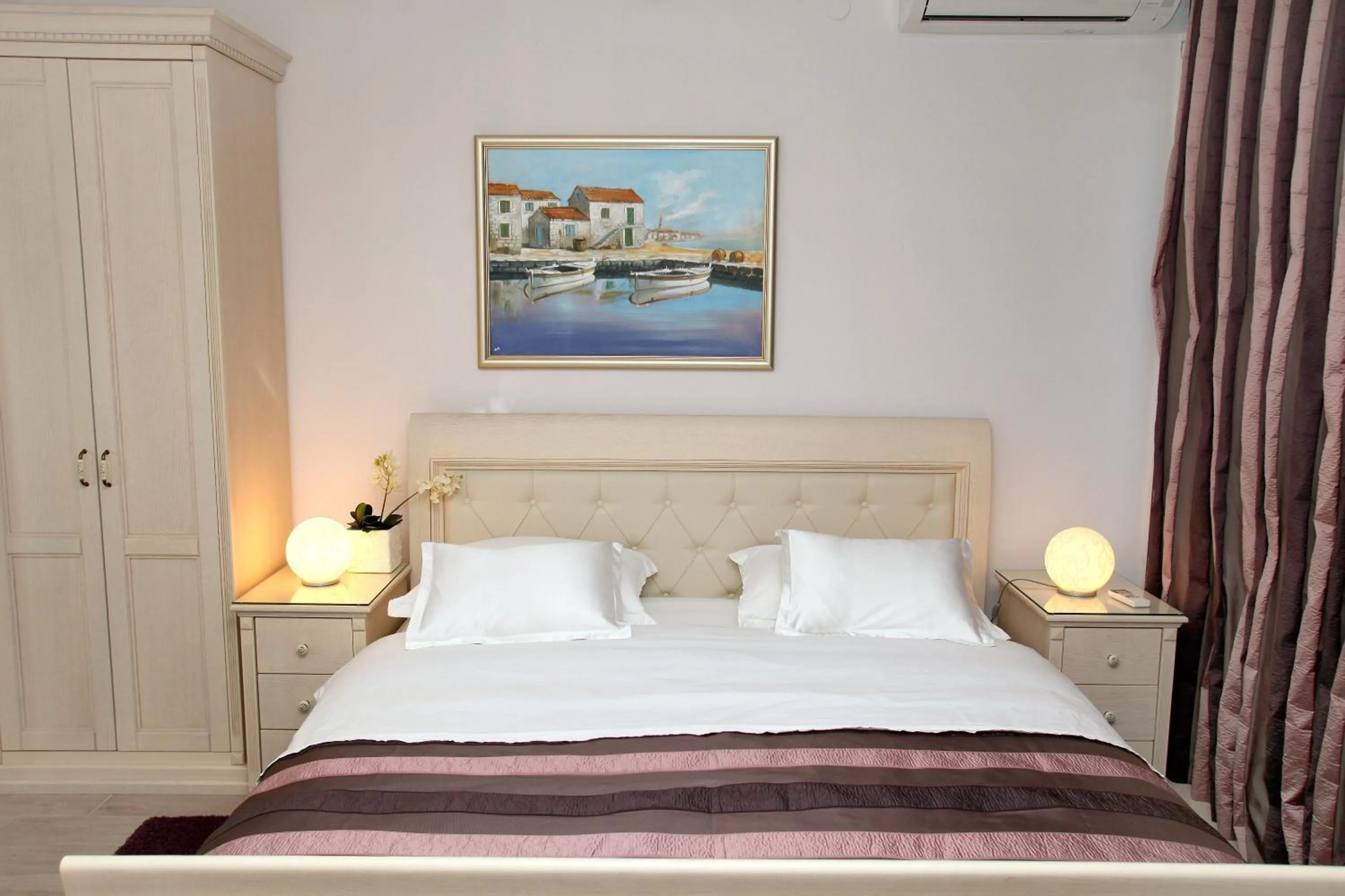 Bed in Hotel Bellevue Trogir