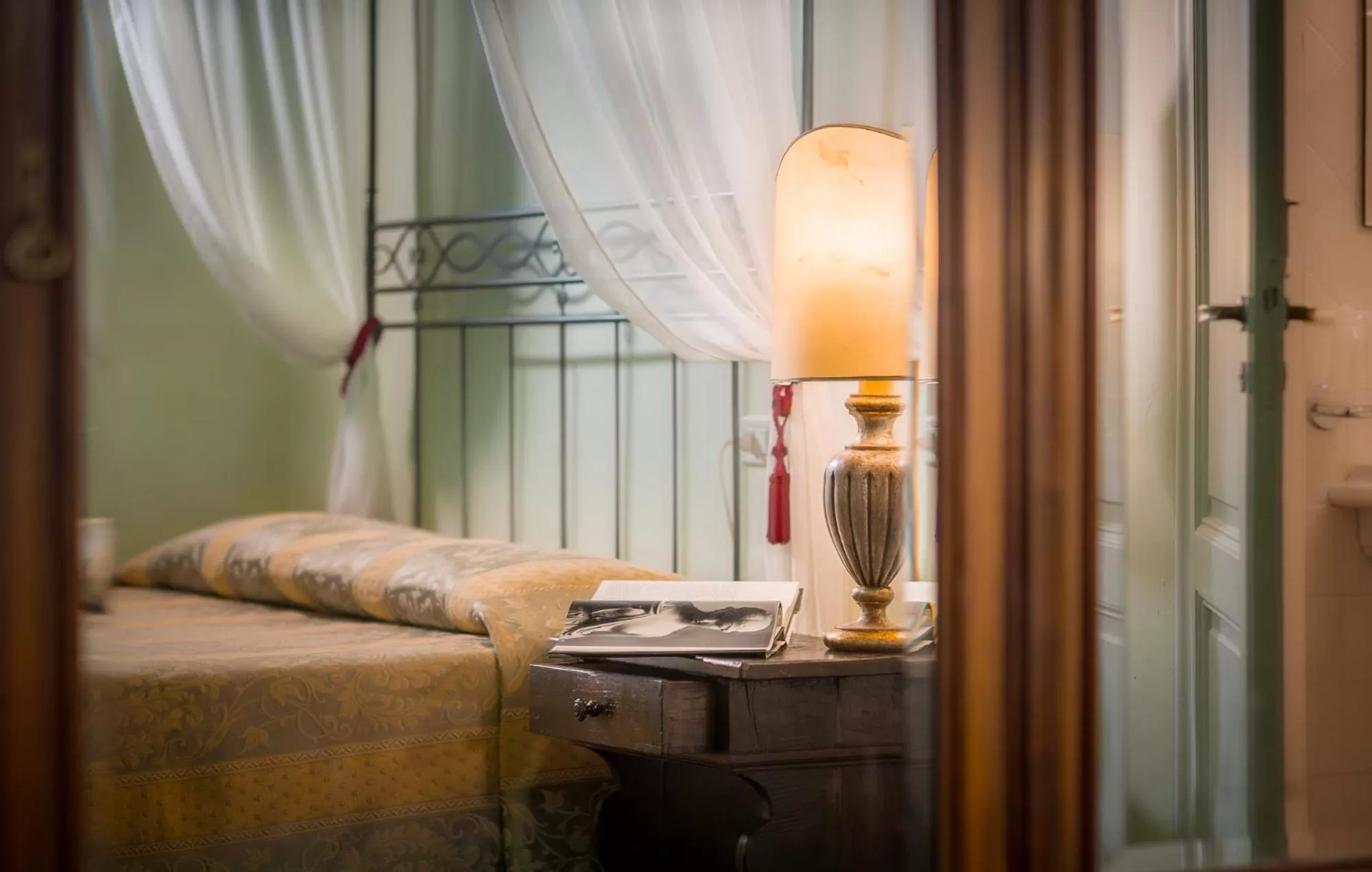 Decorative detail, Bed in Hotel Torre Guelfa Palazzo Acciaiuoli