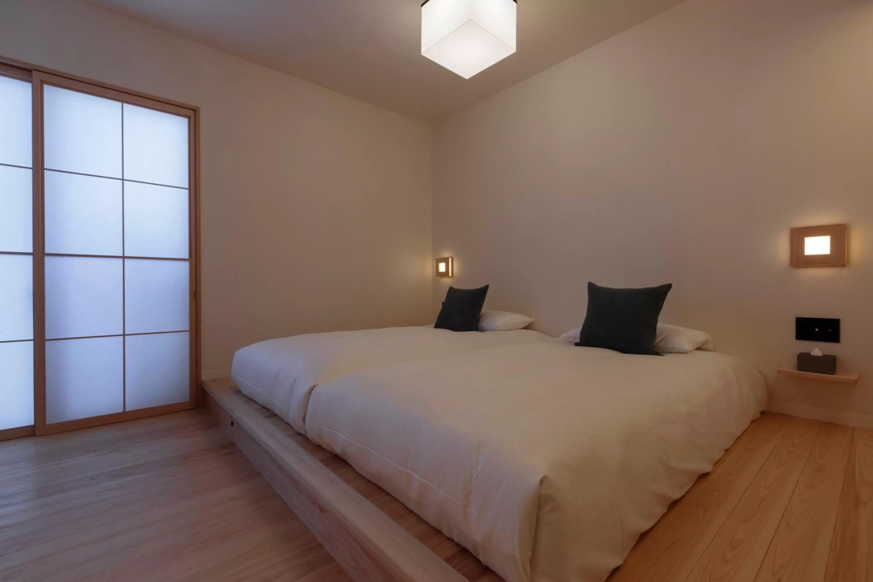 Photo of the whole room, Bed in yubune