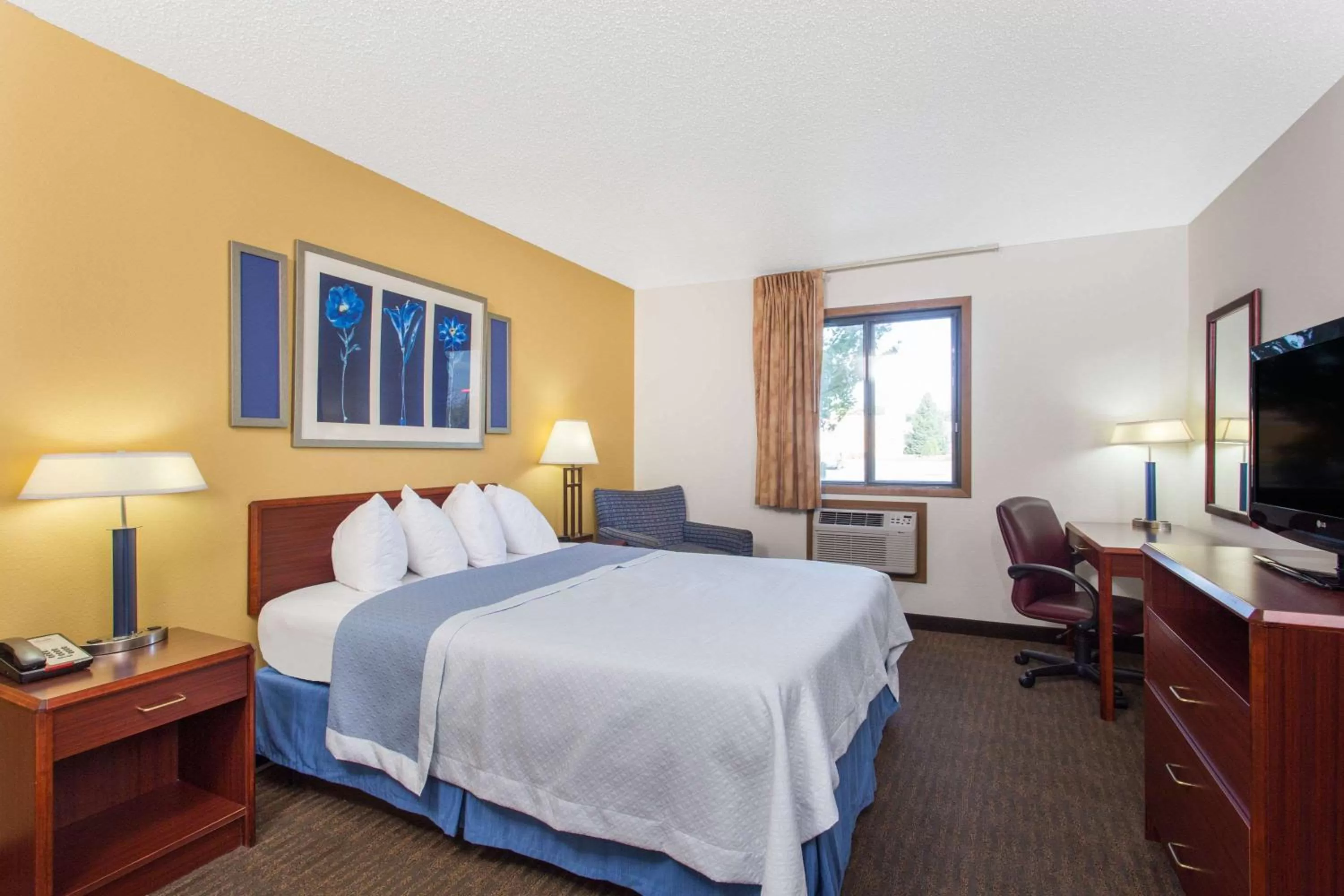 Photo of the whole room, Bed in Days Inn by Wyndham Austin