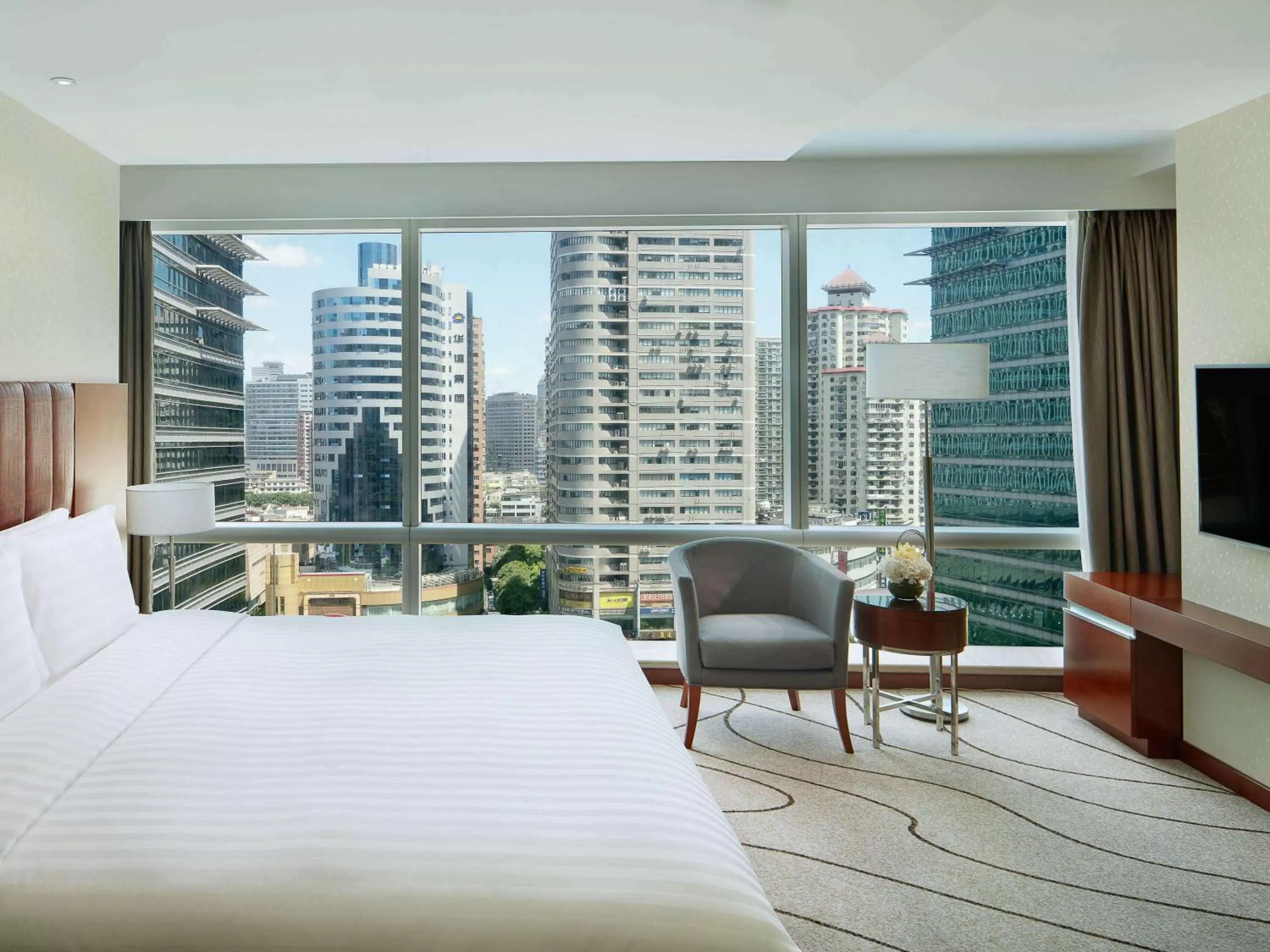 Photo of the whole room, Bed in Pullman Shanghai Central