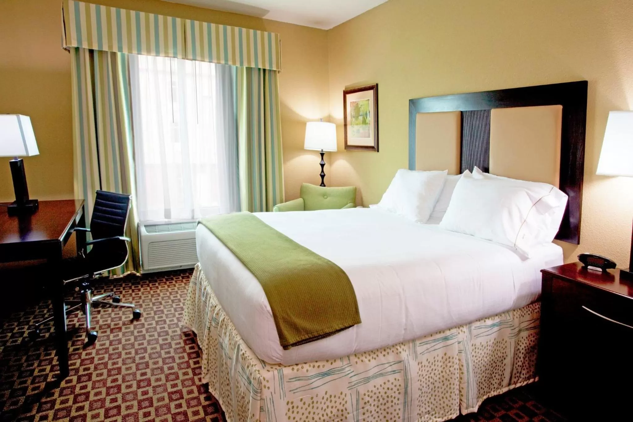 Photo of the whole room, Bed in Holiday Inn Express Hotel & Suites Chaffee - Jacksonville West by IHG