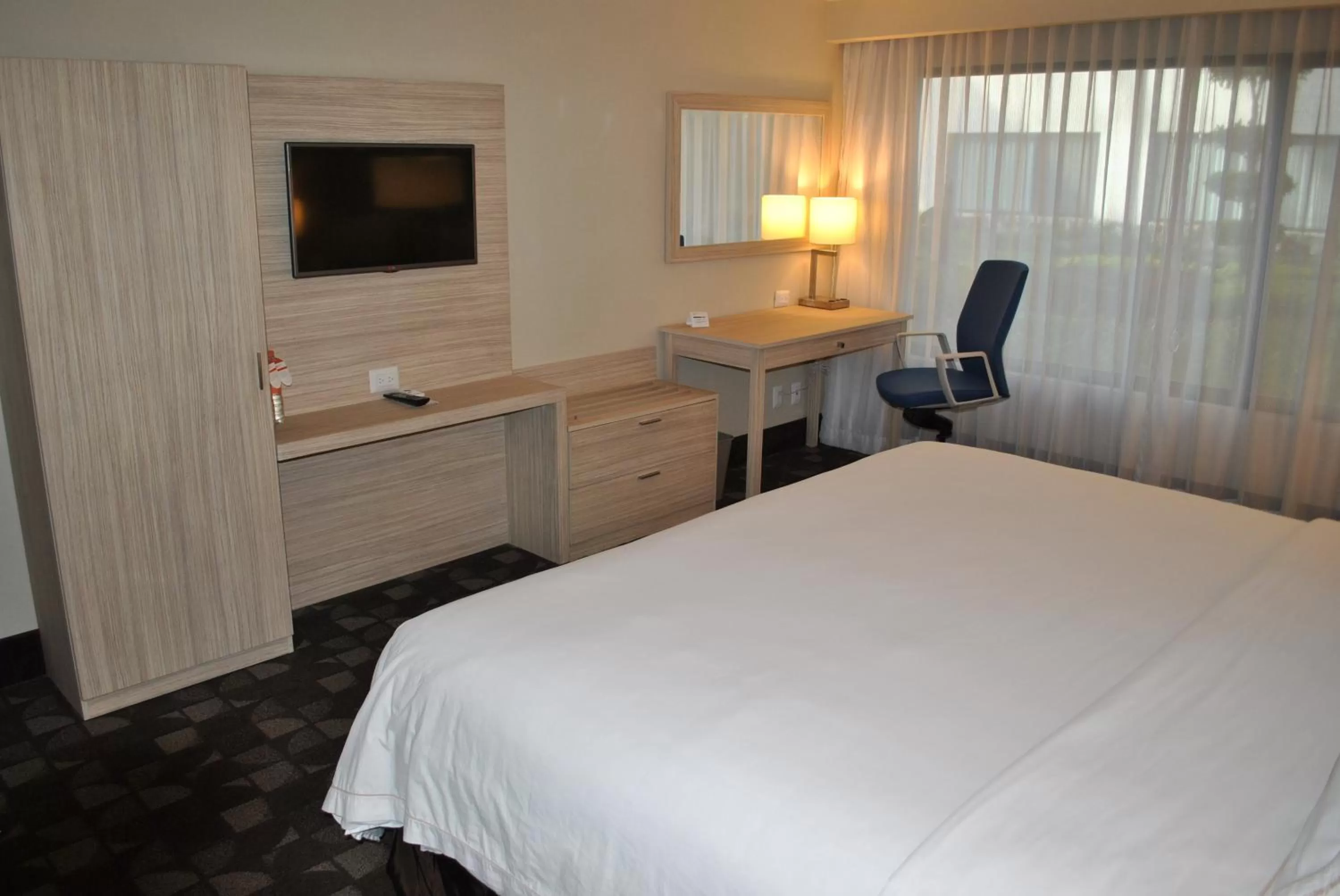 Photo of the whole room, Bed in Holiday Inn Express Toluca by IHG