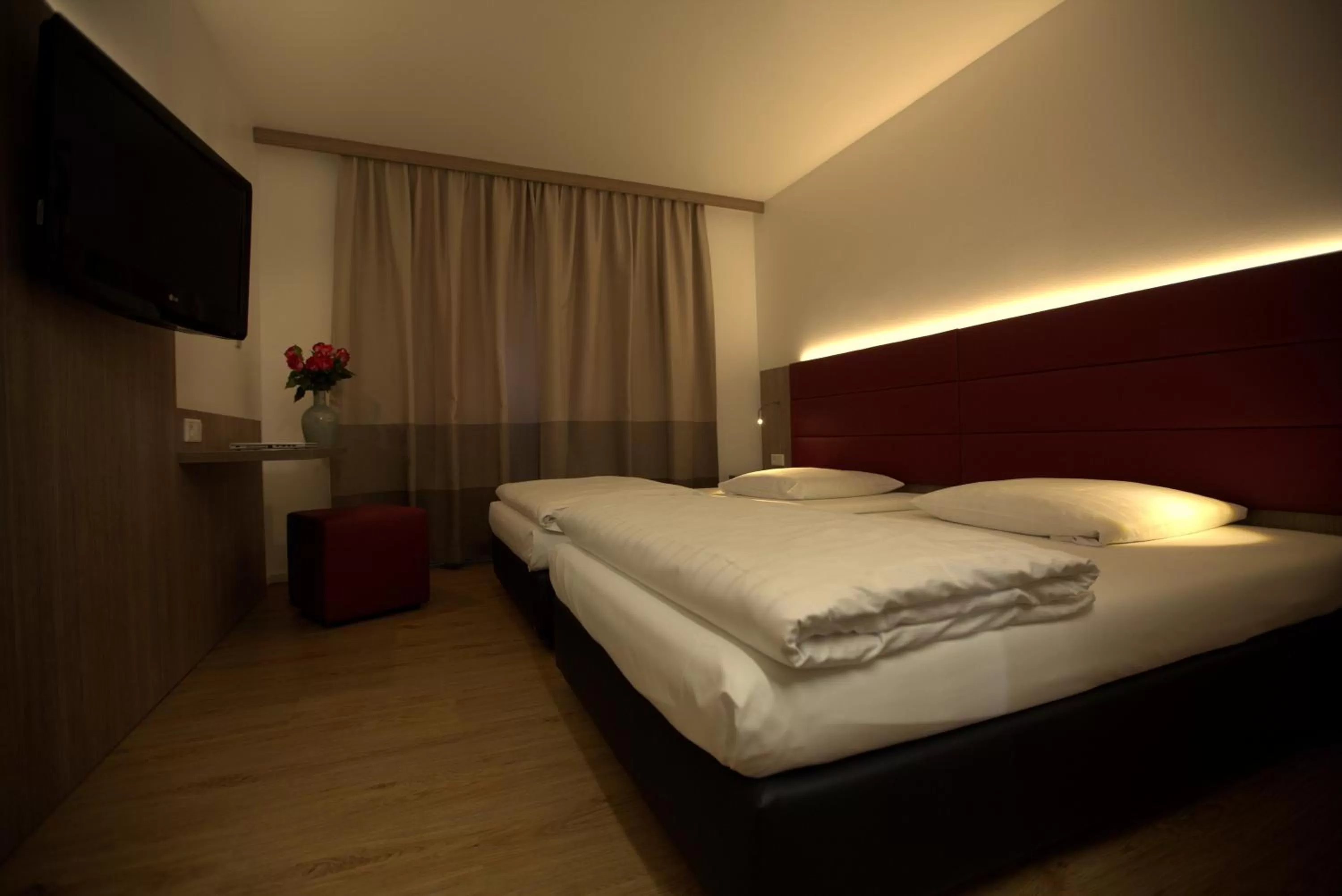 Photo of the whole room, Bed in Airport Hotel Walldorf