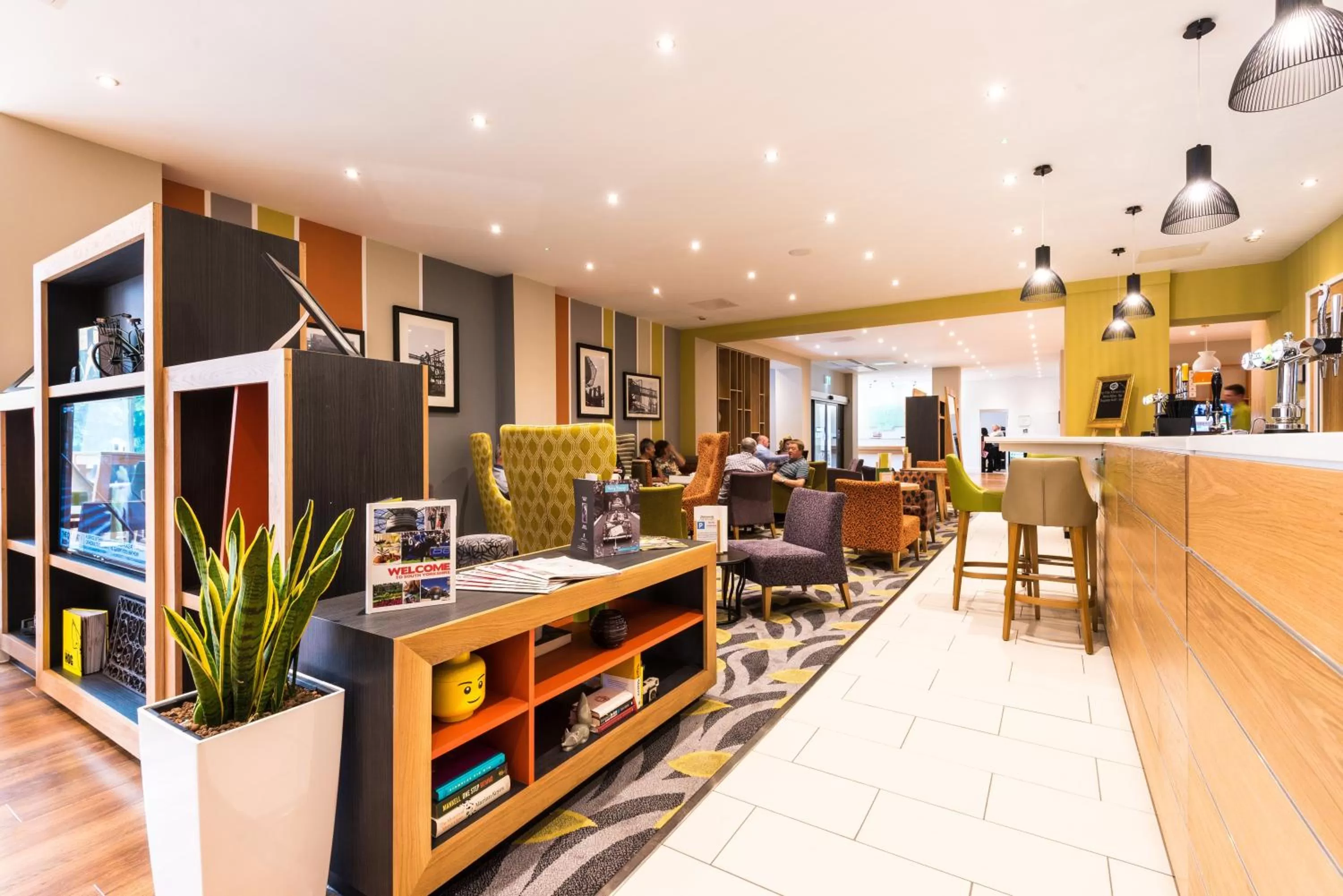 Lounge or bar in Holiday Inn Rotherham-Sheffield M1,Jct.33 by IHG
