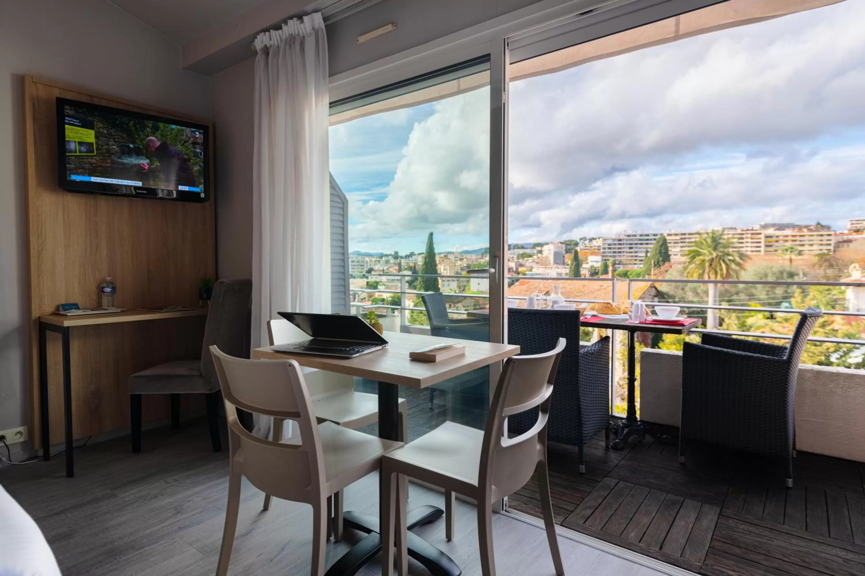 TV and multimedia in Zenitude Hôtel-Résidences Le Cannet