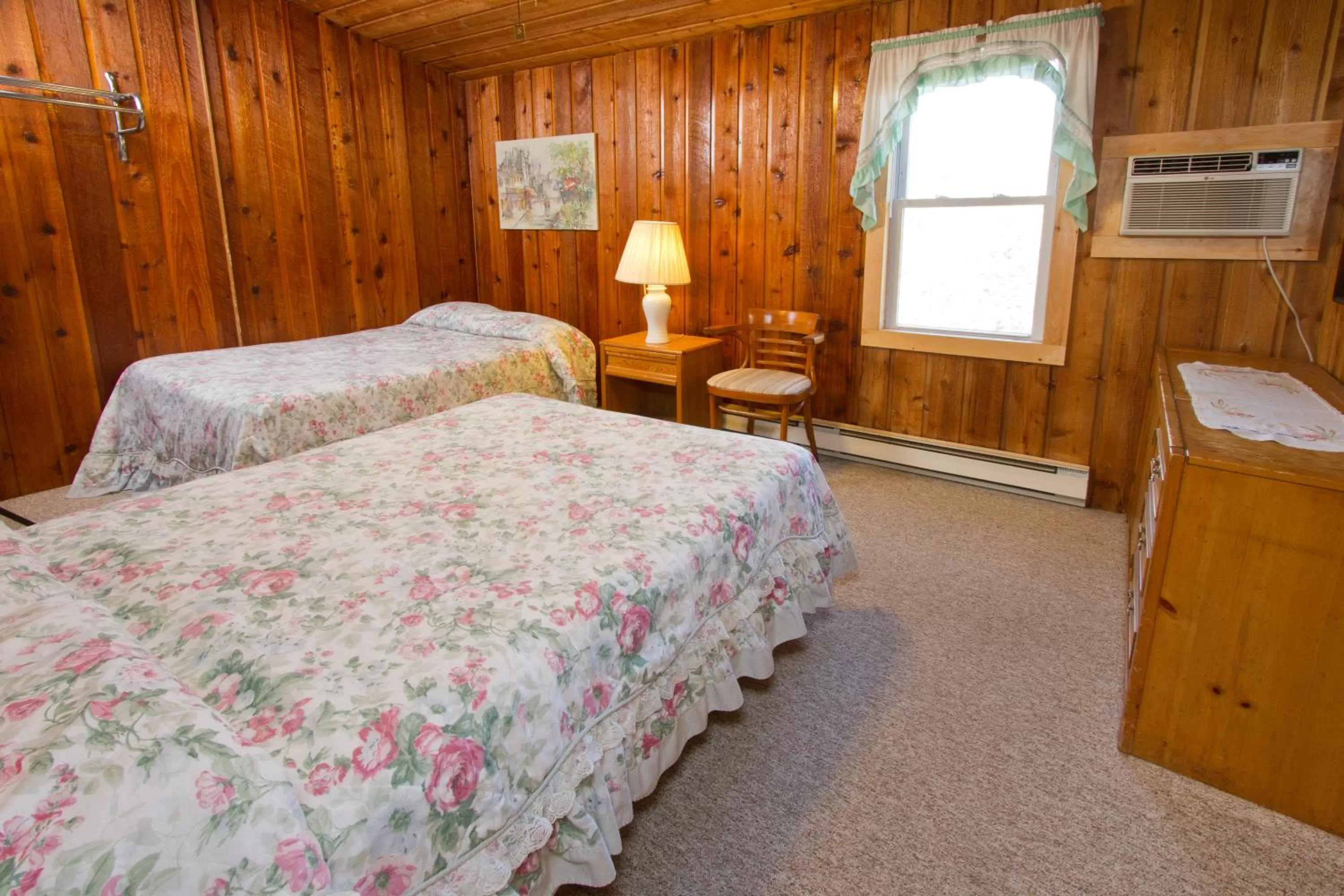 Day, Bed in Gray Ghost Inn