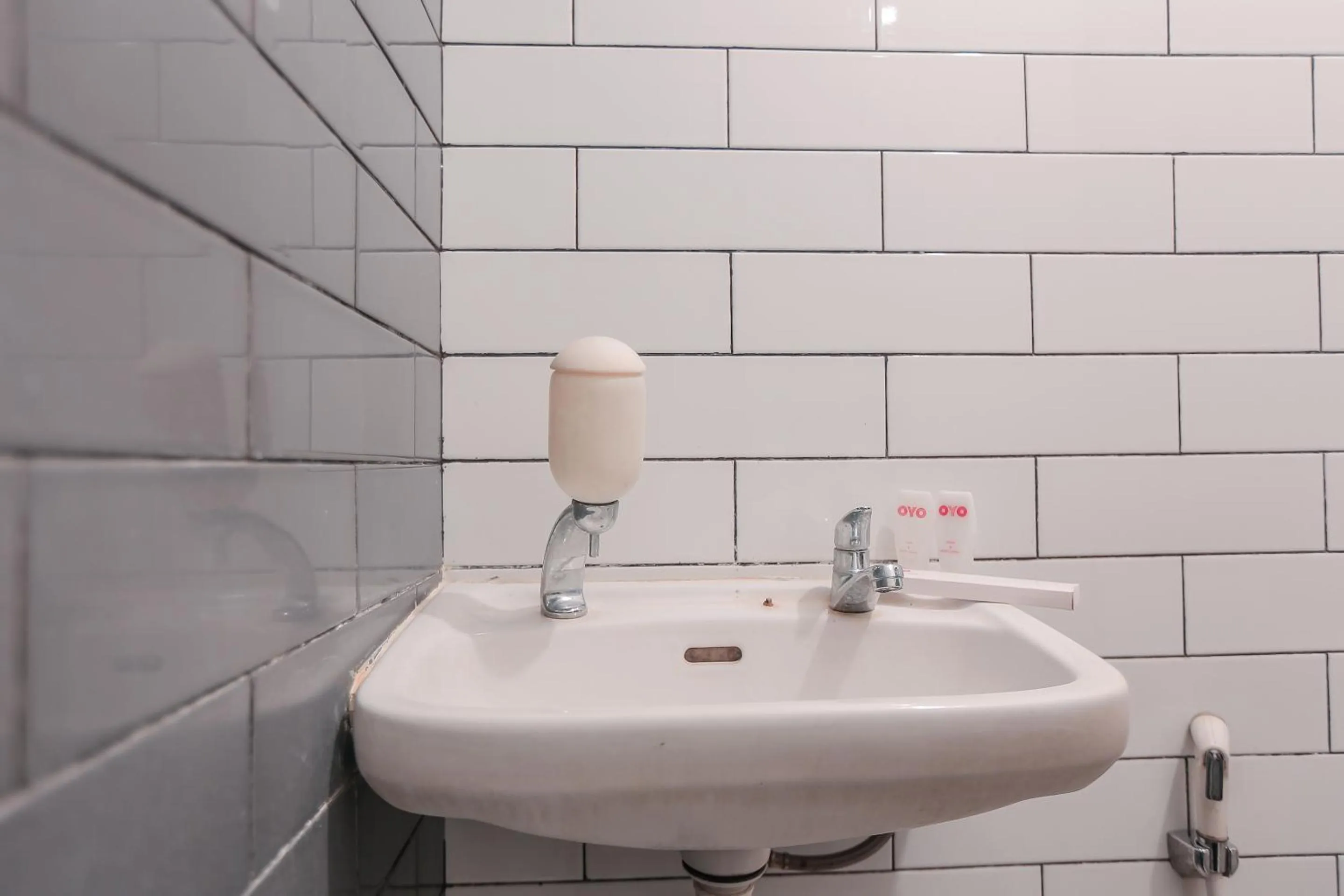 Bathroom in Capital O 141 Fatmawati Cozy Residence