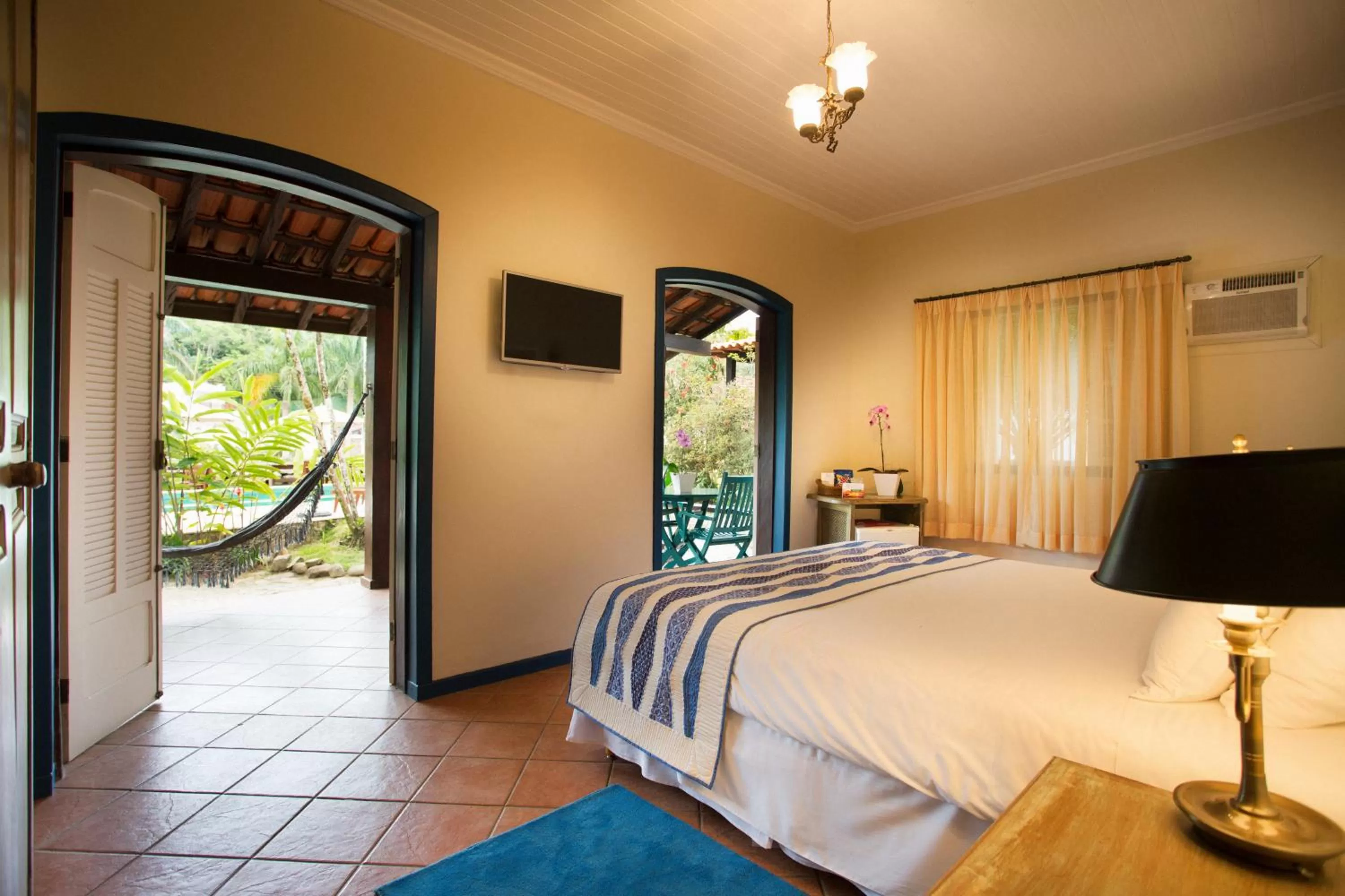 Photo of the whole room, Bed in Pousada Corsario Paraty