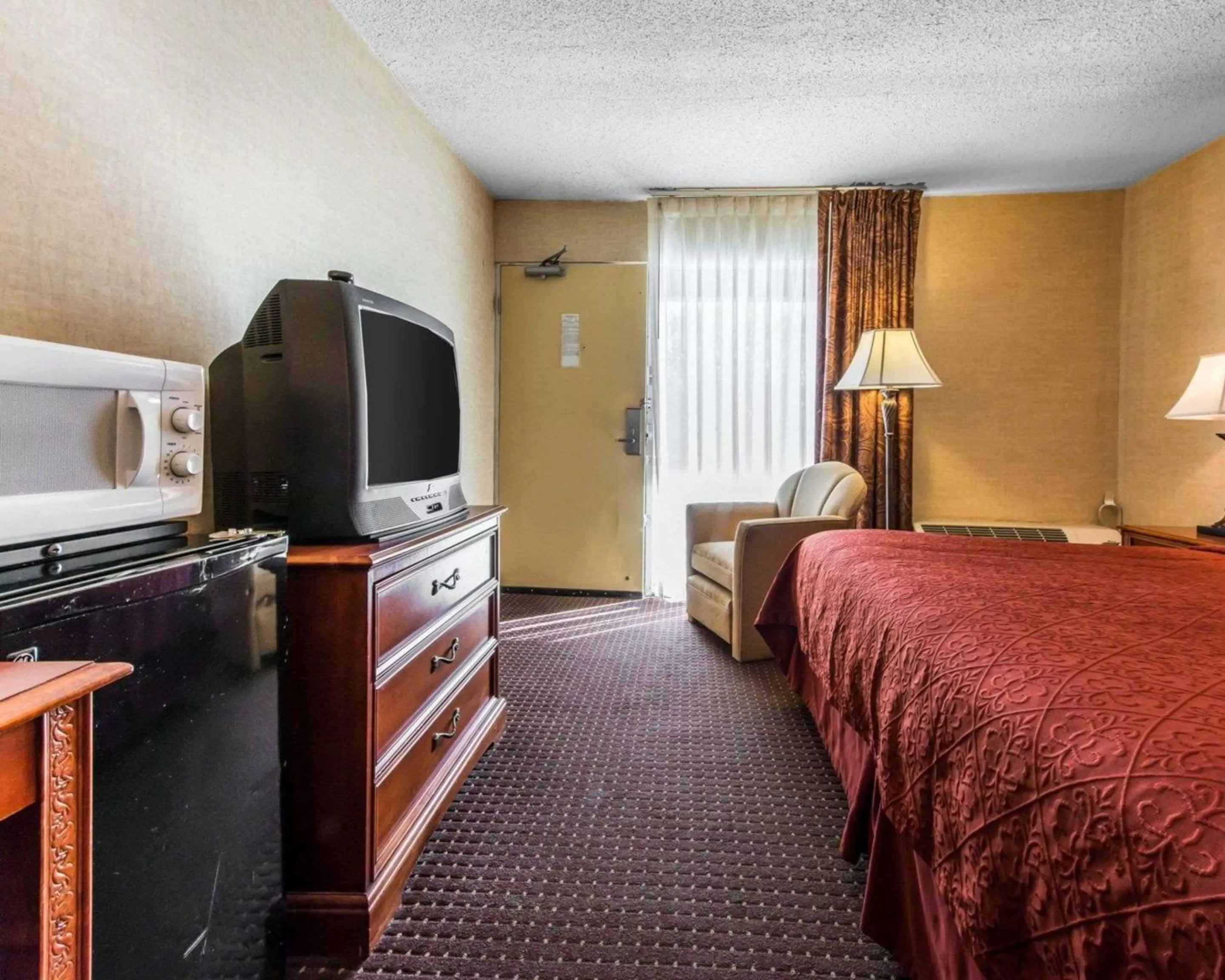 Photo of the whole room, Bed in Quality Inn & Suites Erie near Casino