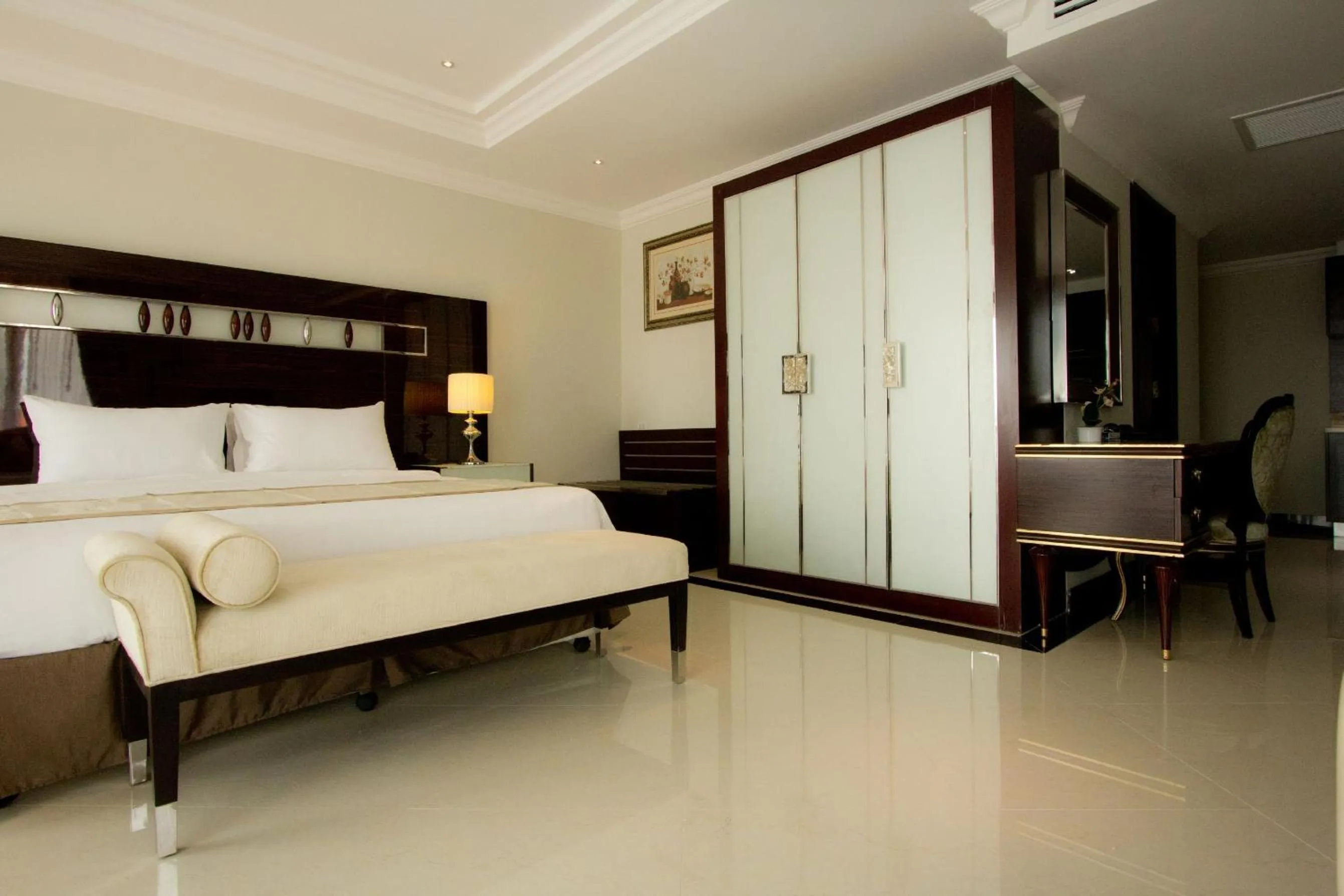 Photo of the whole room, Bed in LK Royal Wing