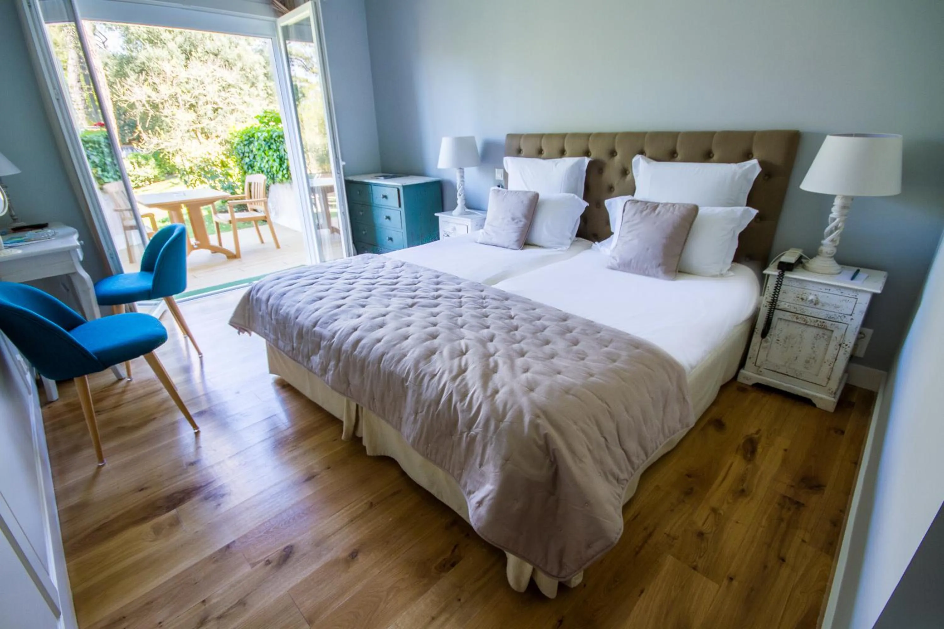 Photo of the whole room, Bed in Hôtel The Originals Résidence de Rohan (EX RELAIS DU SILENCE)