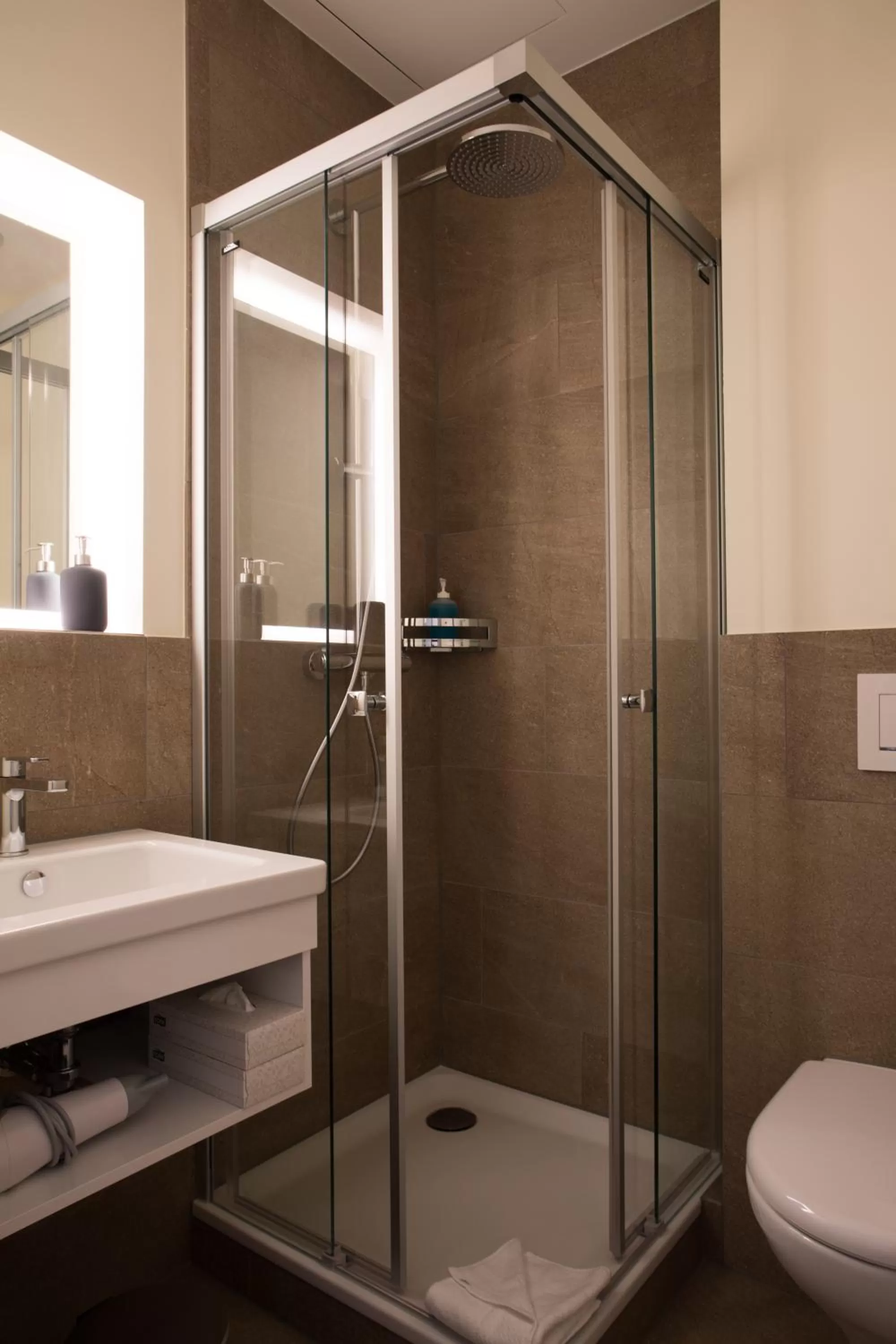 Toilet in Kreuz Bern Modern City Hotel