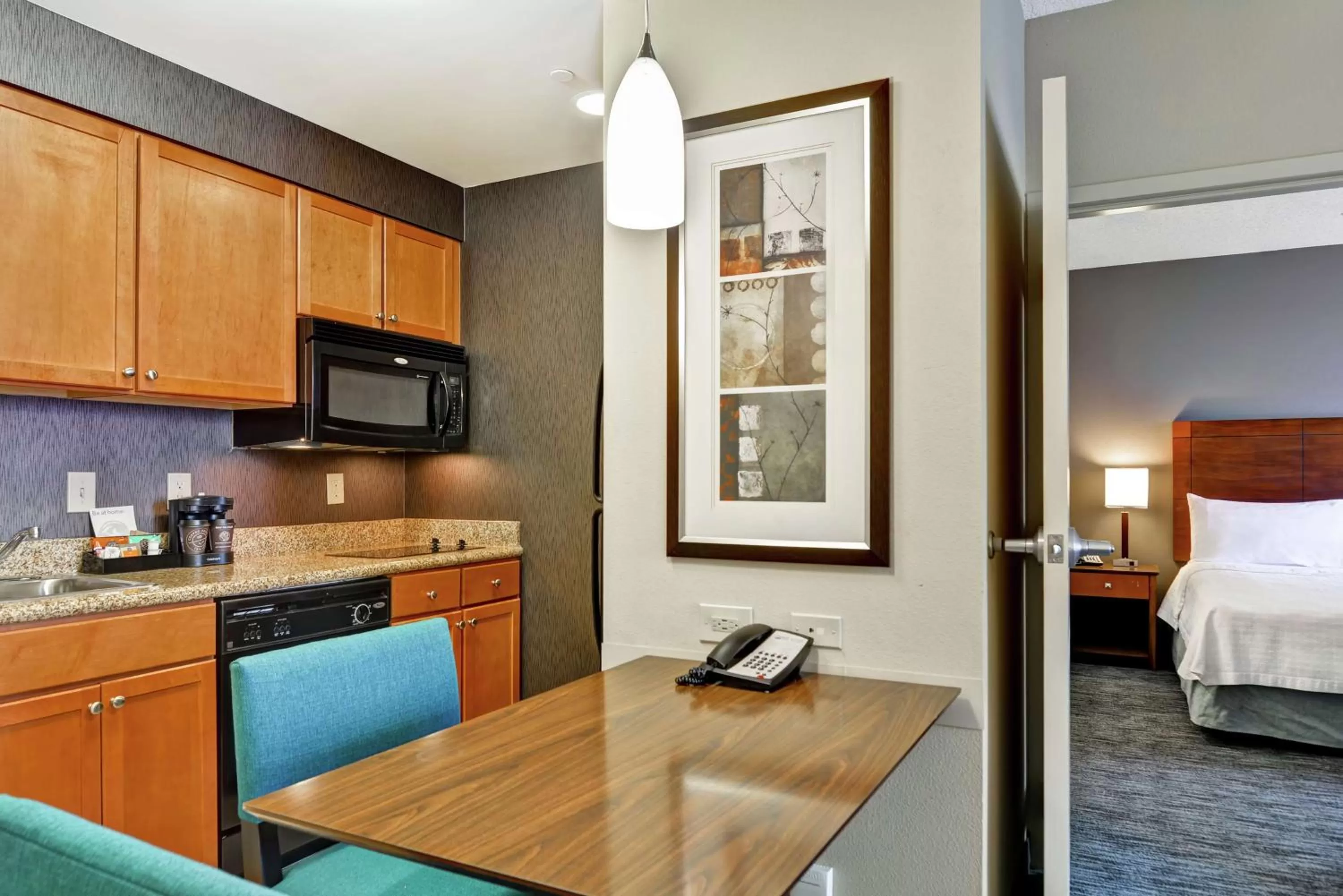 Kitchen or kitchenette, Bed in Homewood Suites Mobile East Bay/Daphne