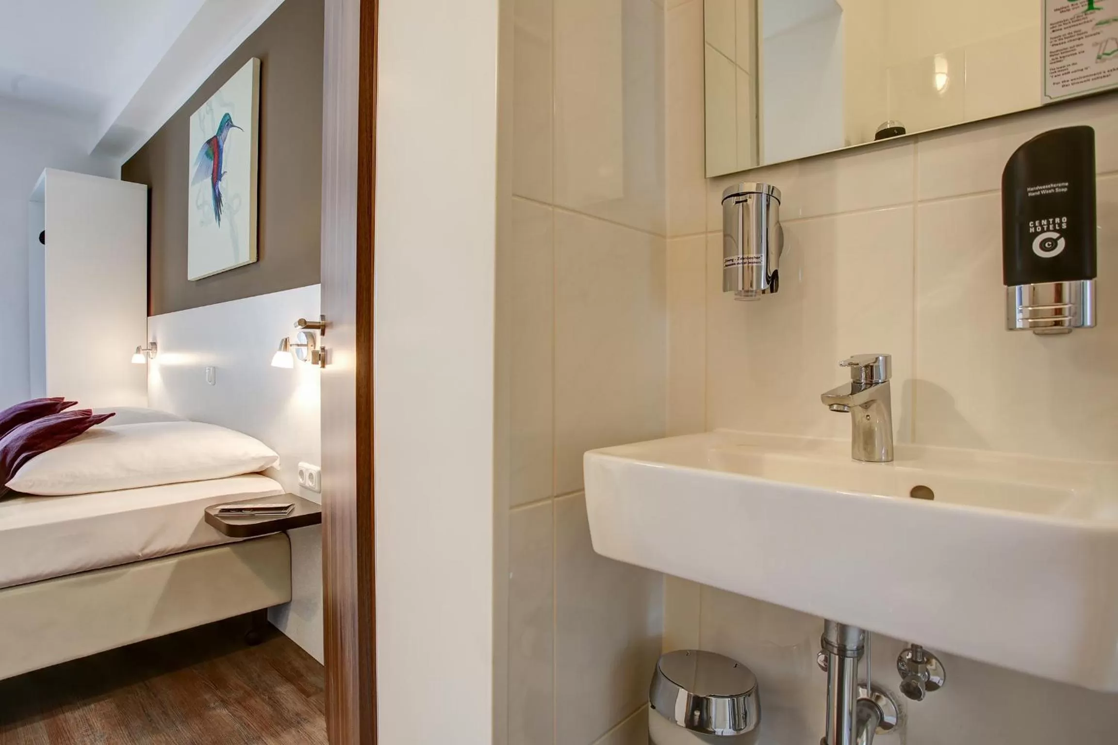 Bathroom, Bed in Hotel West