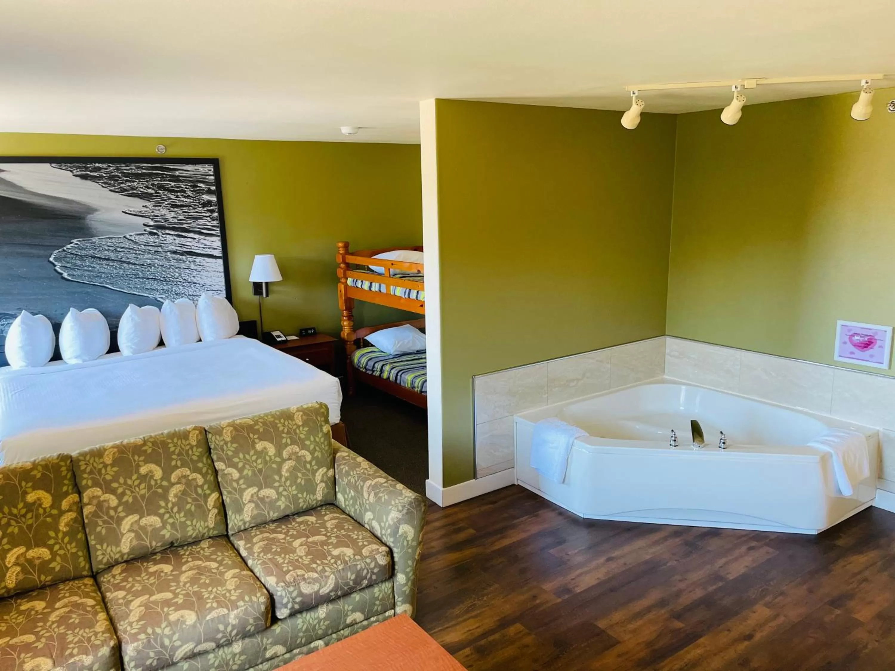 Photo of the whole room, Bed in Super 8 by Wyndham Amherst NS