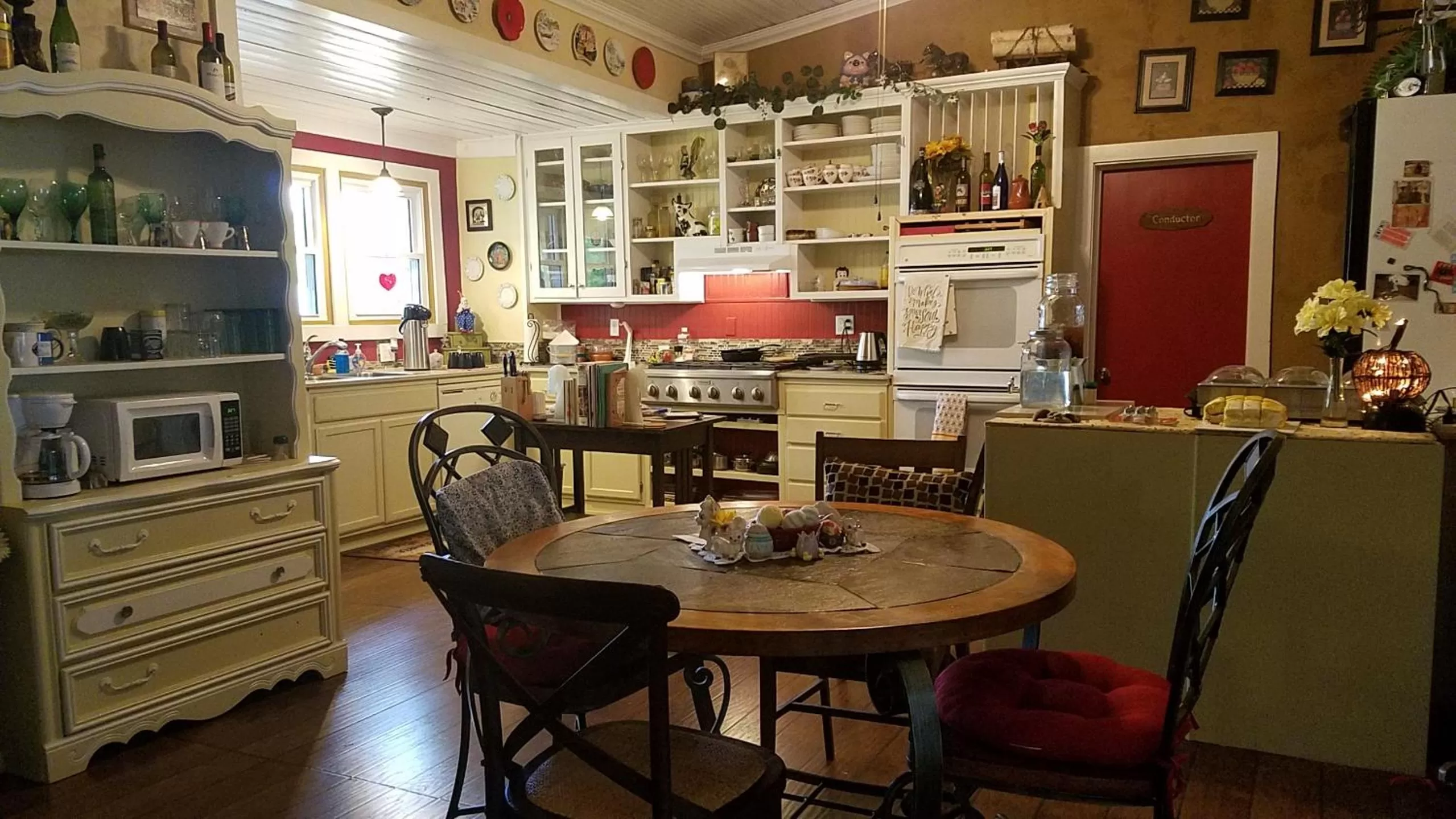 Dining area in 1890 Karcher Haus
