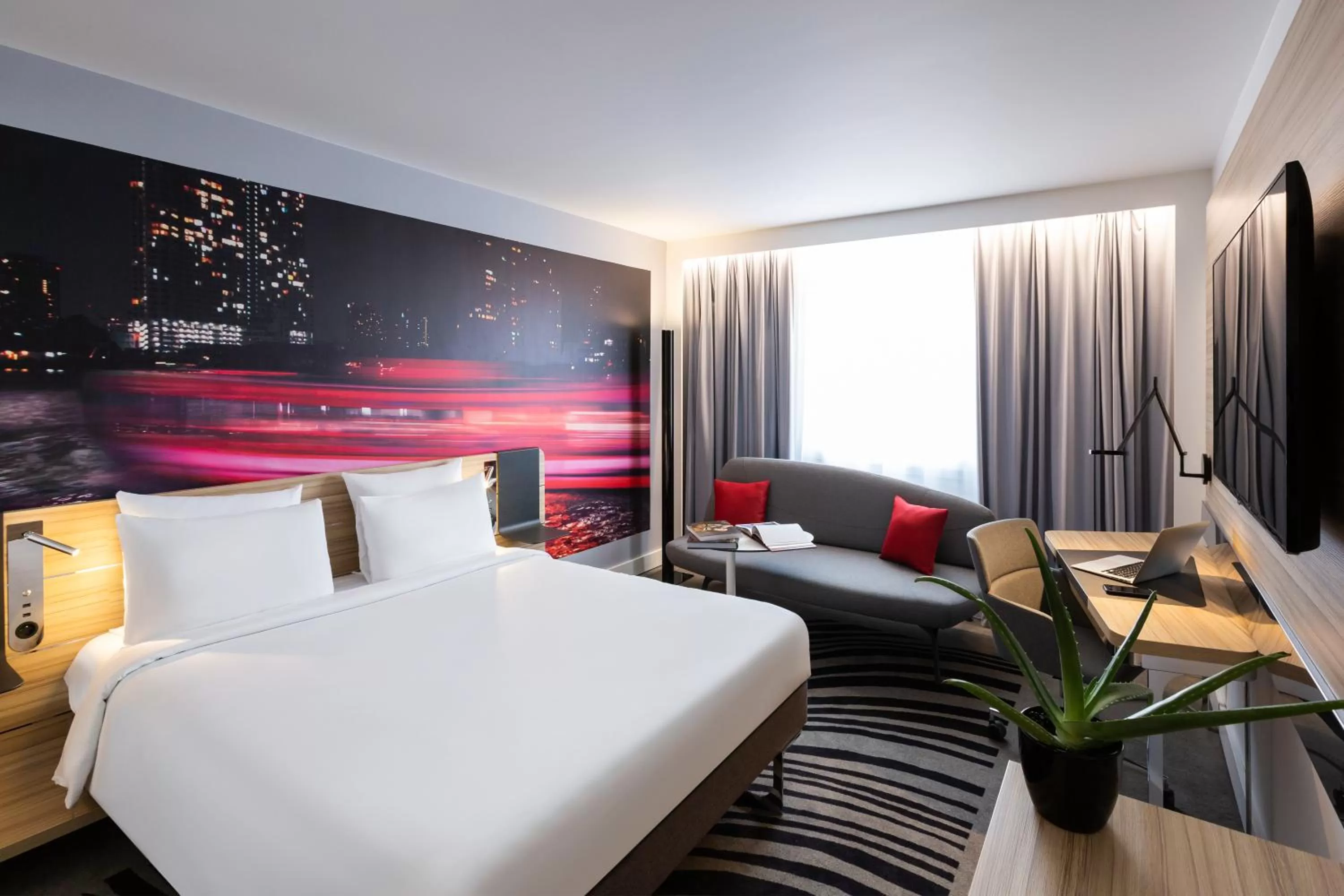 Bedroom, Bed in Novotel Bordeaux Centre Ville