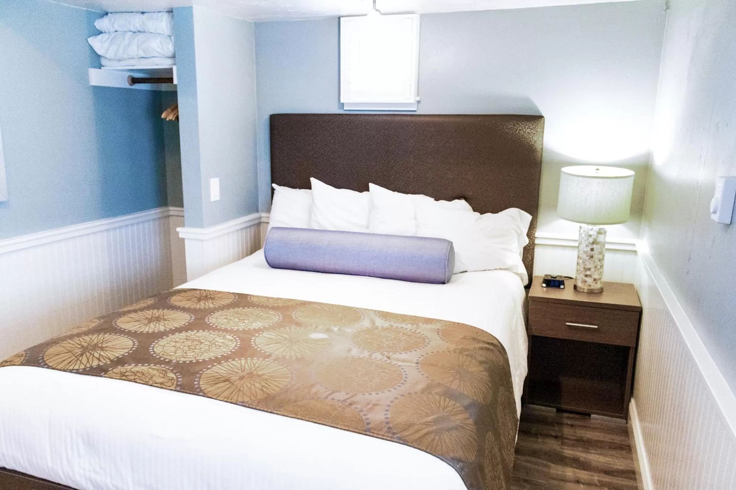 Bedroom, Bed in Ocean Echo Inn & Beach Cottages