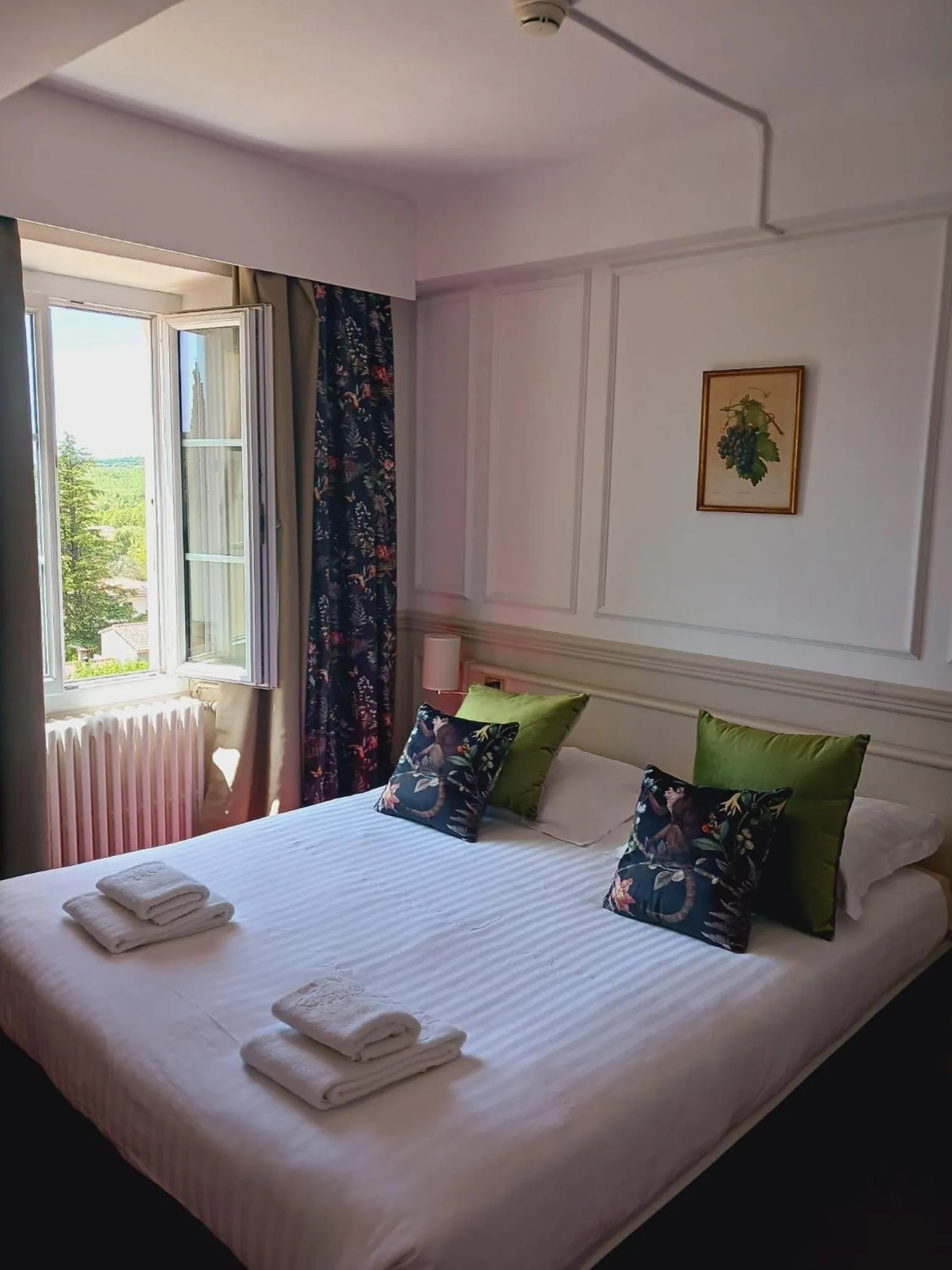 Bed in Logis Le Relais Imperial