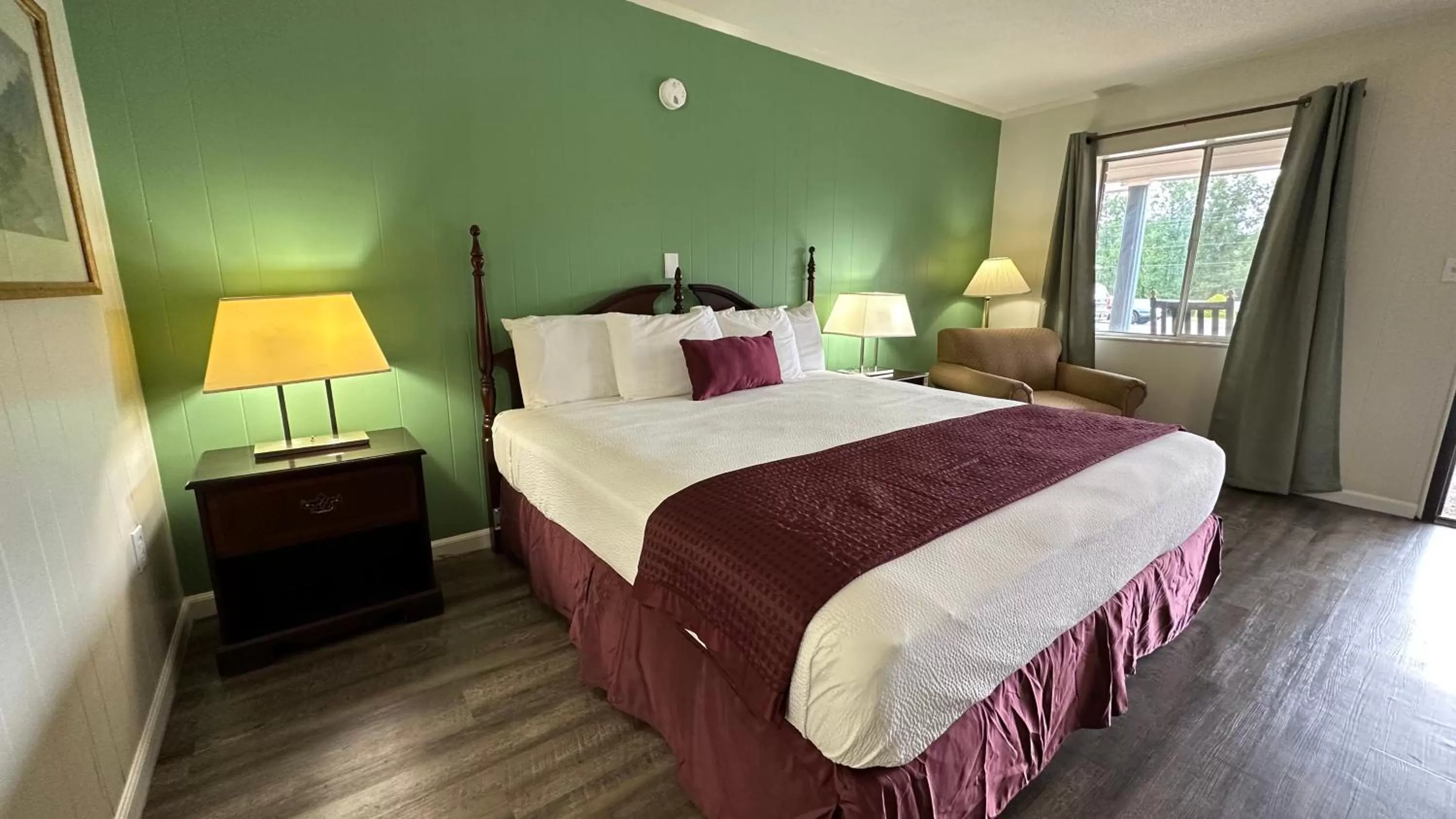 Bed in Colonial Inn Franklin