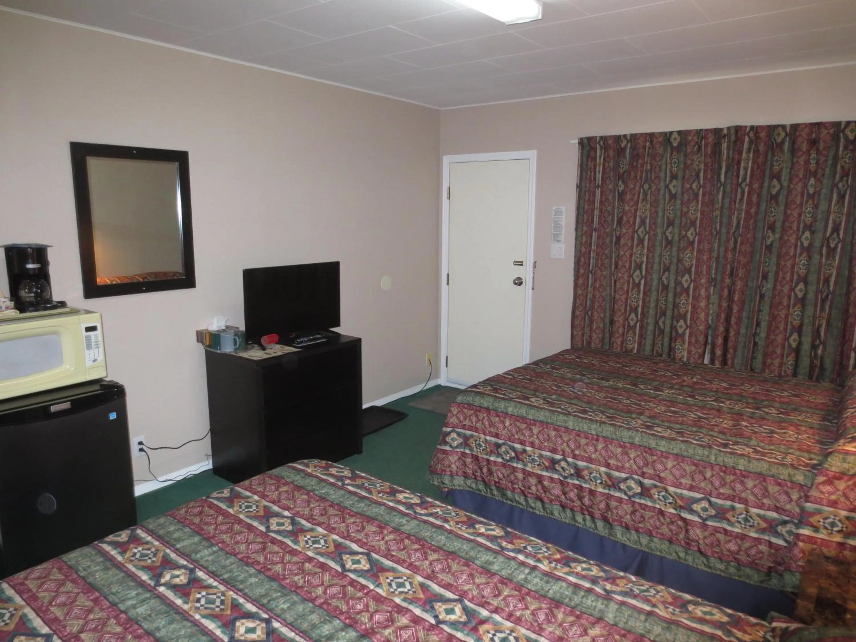 Bedroom, Bed in Overlander Motel