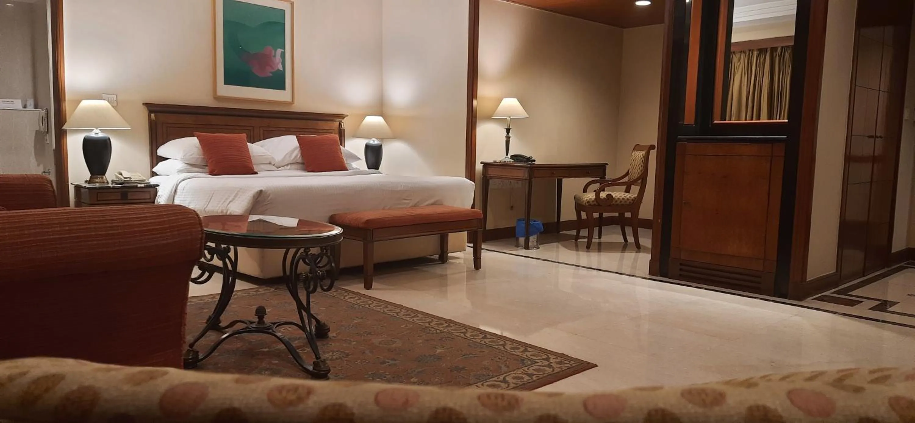 Bed in The Hans, New Delhi