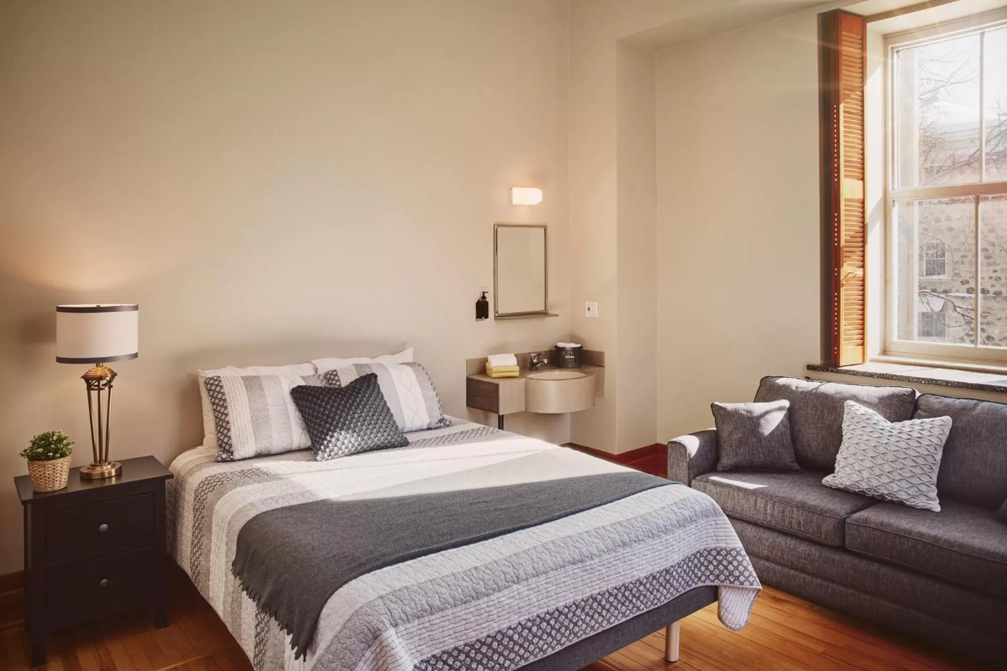 Bed in Auberge de l'Abbaye d'Oka