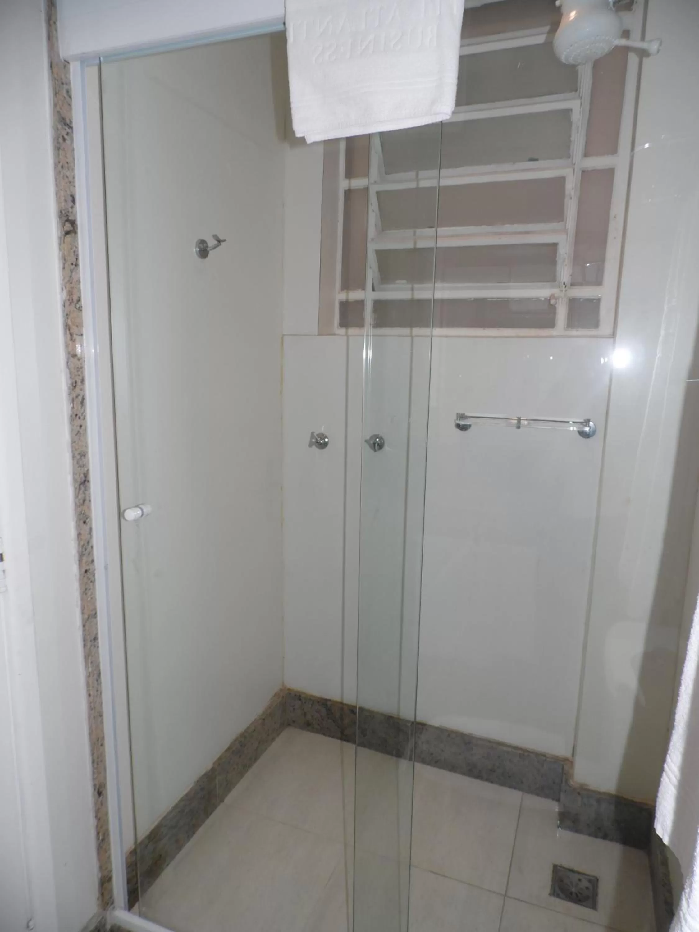Shower in Atlântico Centro Apartments