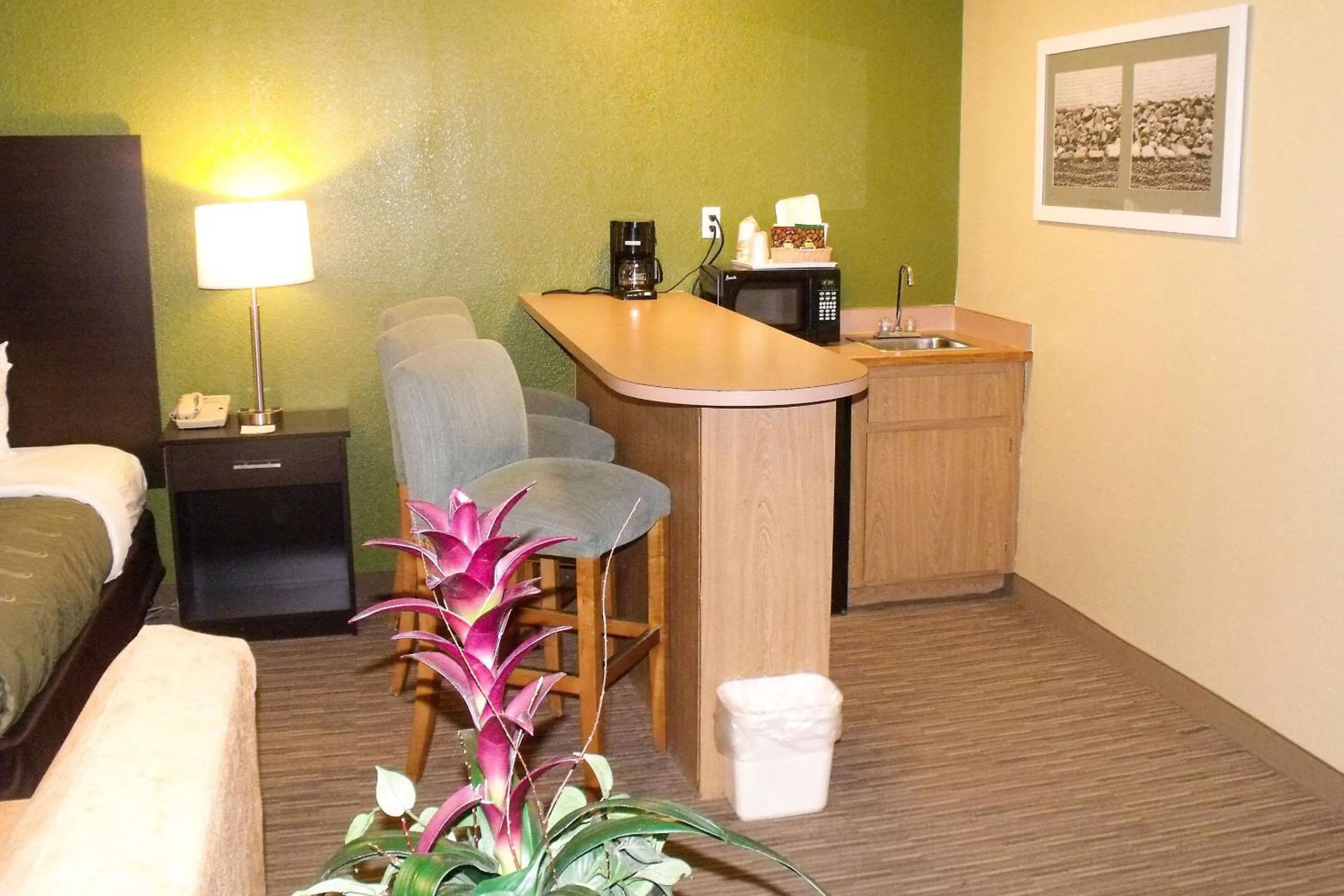 Photo of the whole room in Clarion Pointe Winslow I-40