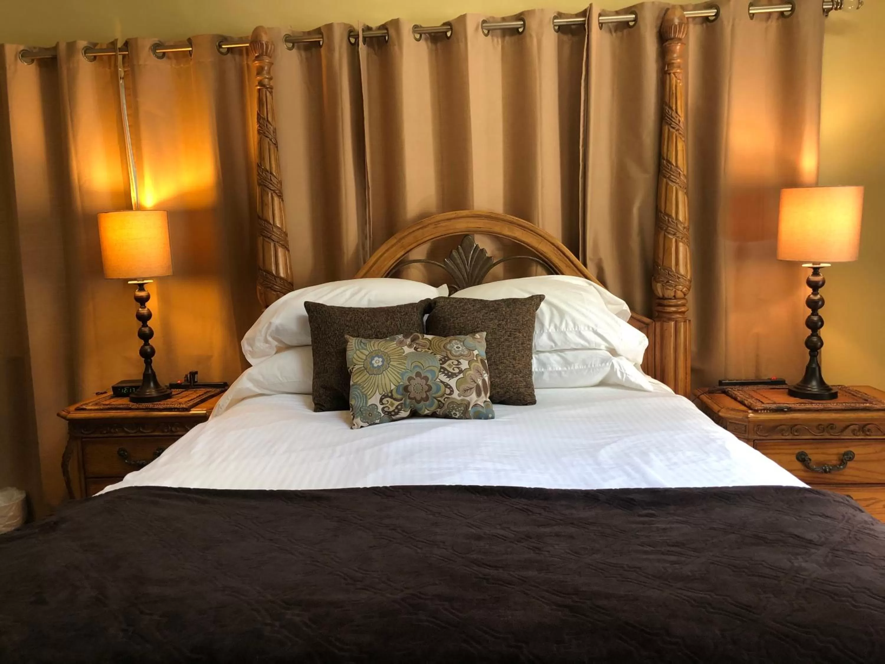 Bed in Glen Ellen Inn Secret Cottages