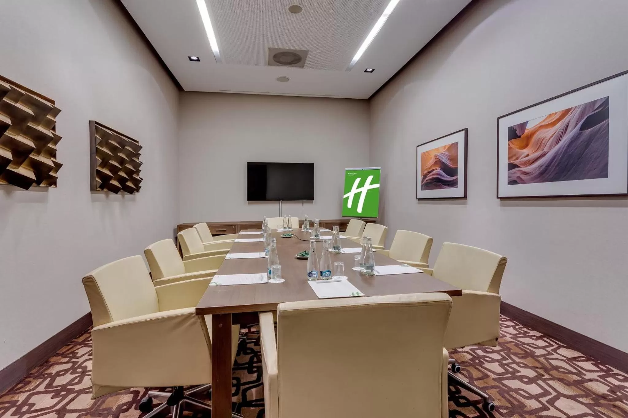 Meeting/conference room in Holiday Inn Resort Warsaw Józefów by IHG