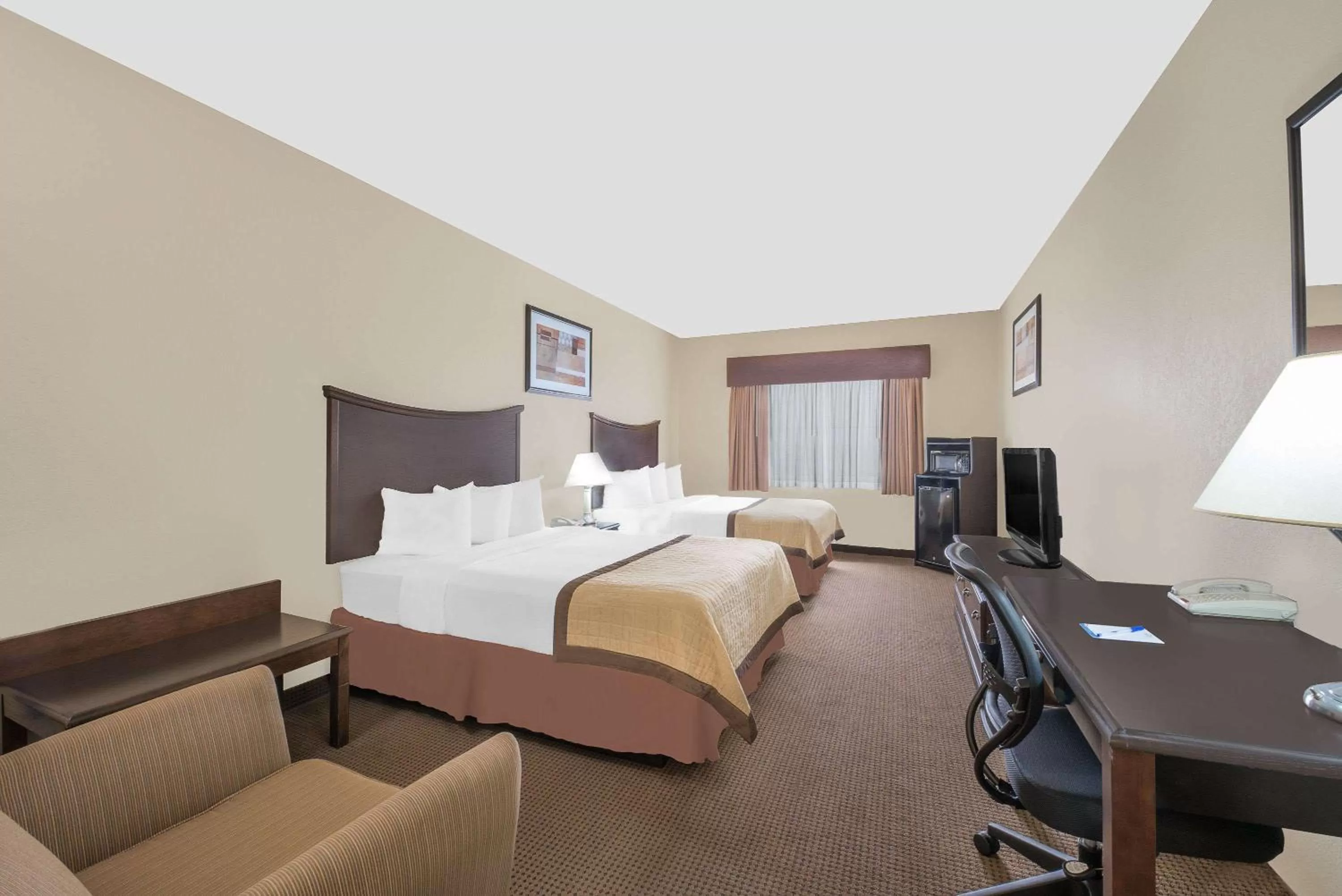 Photo of the whole room, Bed in Baymont by Wyndham Snyder