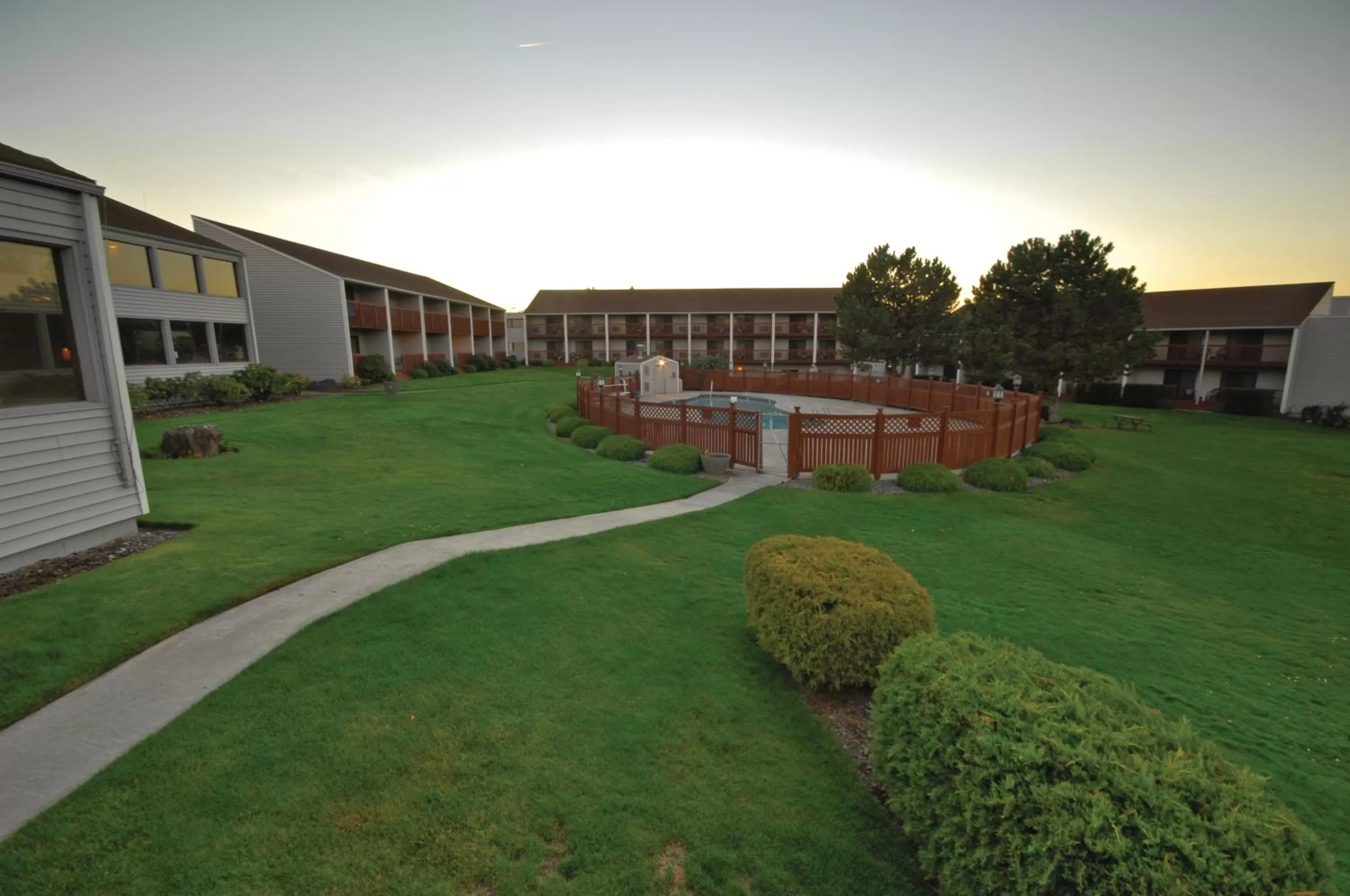 Garden, Property Building in Shilo Inns Suites The Dalles