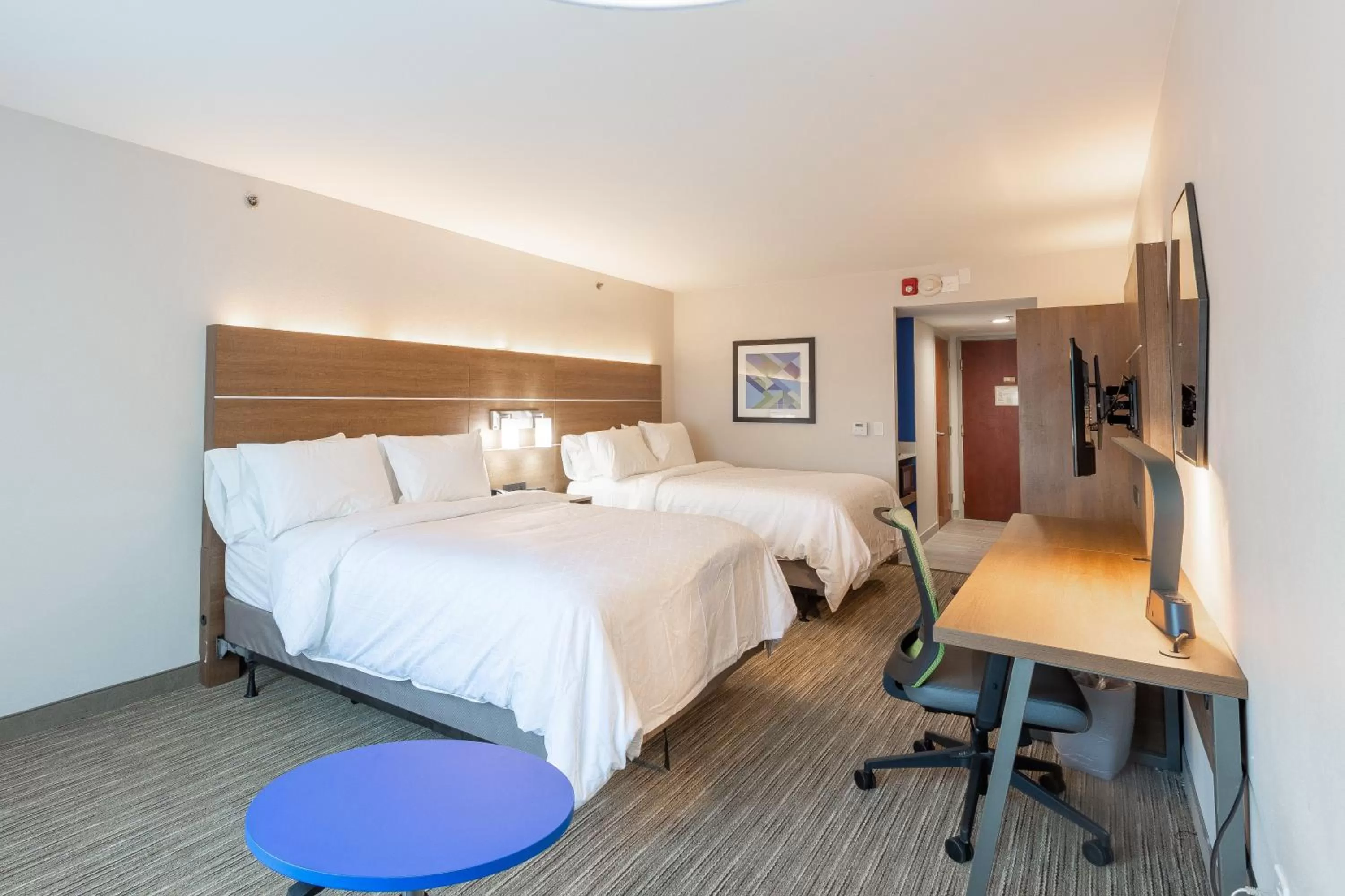 Photo of the whole room, Bed in Holiday Inn Express & Suites Arlington North – Stadium Area by IHG