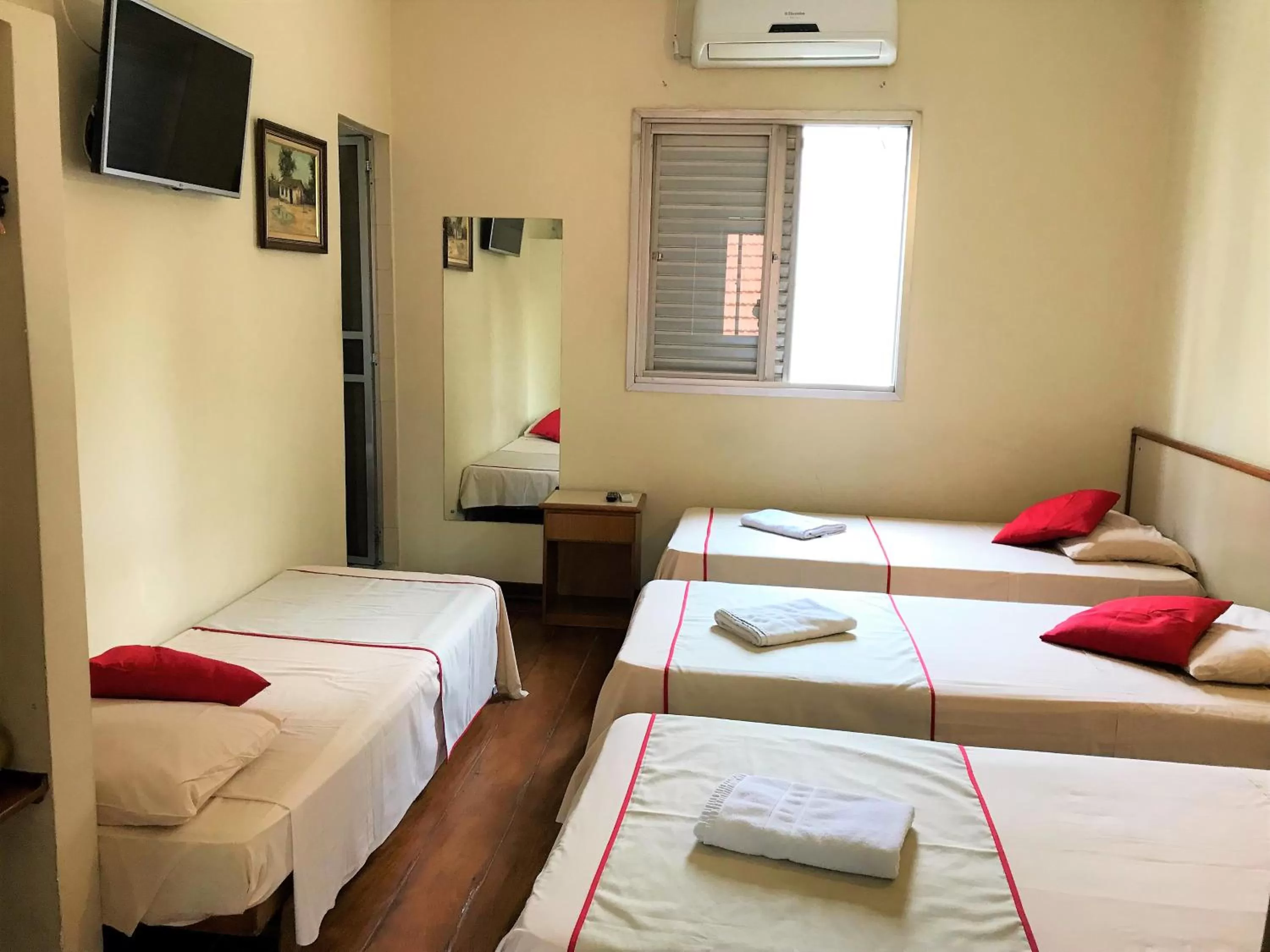 Bedroom, Bed in Hotel São Jorge São Paulo - Próximo a 25 de março, região do Brás, fácil acesso ao Expo Center Norte e Mercado Municipal SP