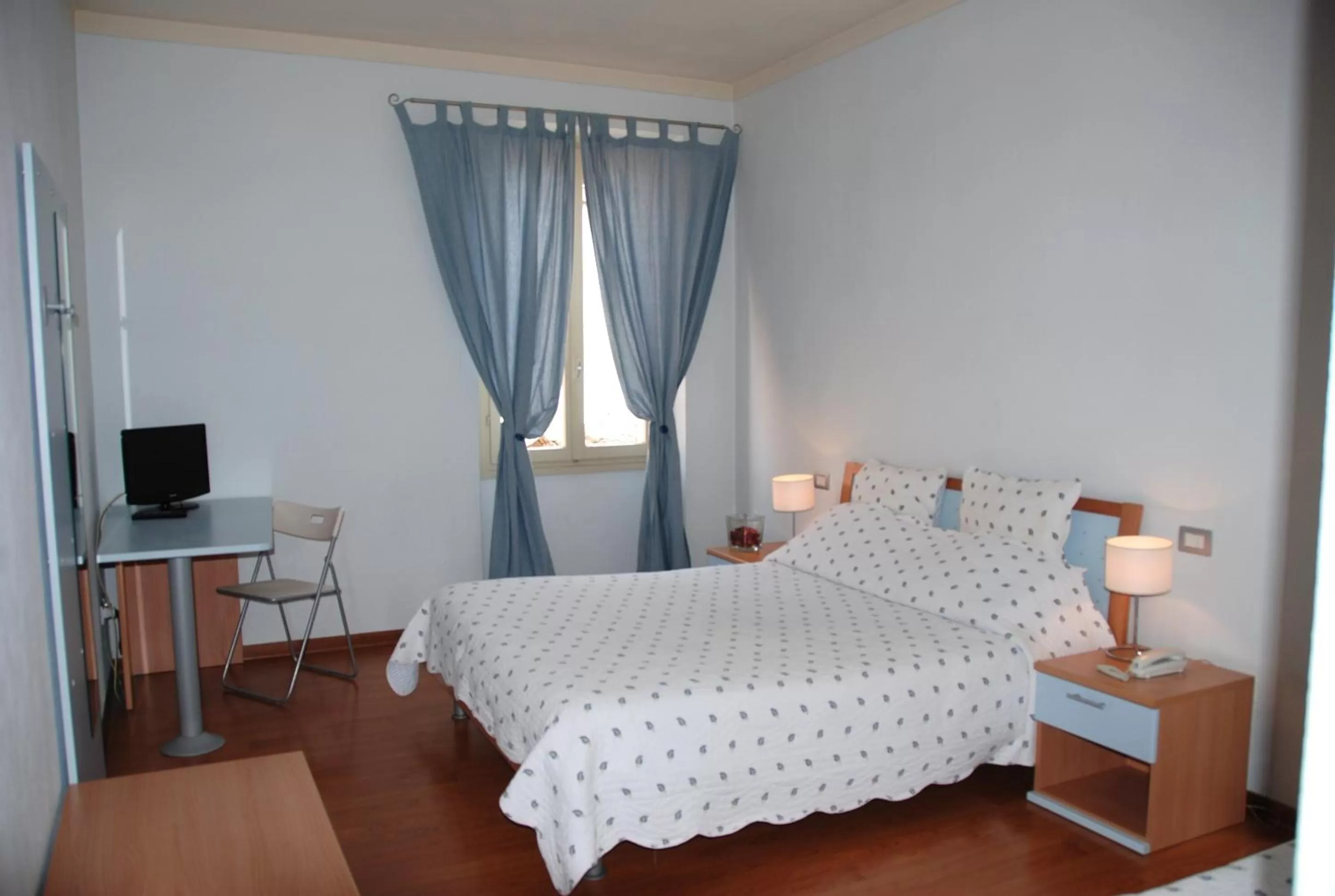 Photo of the whole room, Bed in Hotel Moniga